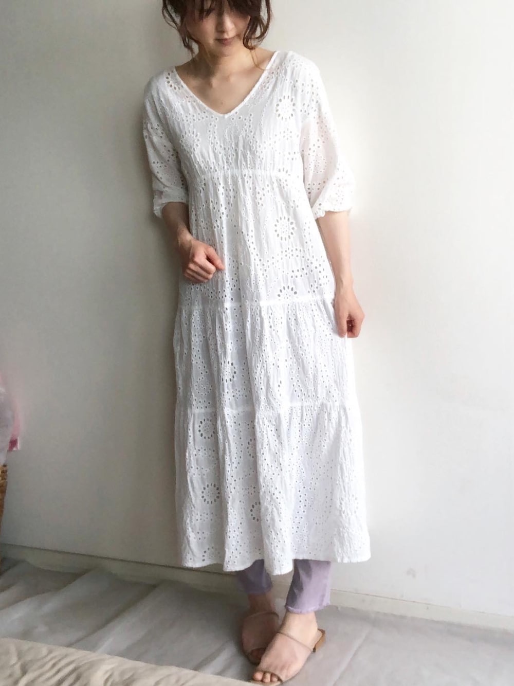 「オトナカジュアル、初夏コーデ、レースワンピース、刺繍ワンピース、白ワンピース、大人ガーリー、レイヤードスタイル、カラーパンツ、ワンピース、マキシ丈ワンピース」｜「recaのコットンレースビックシルエットバックリボンワンピース（ワンピース、ホワイト系）」を使った、こっつんこーでさん（レディース・161cm）の夏コーディネートの1枚目の写真