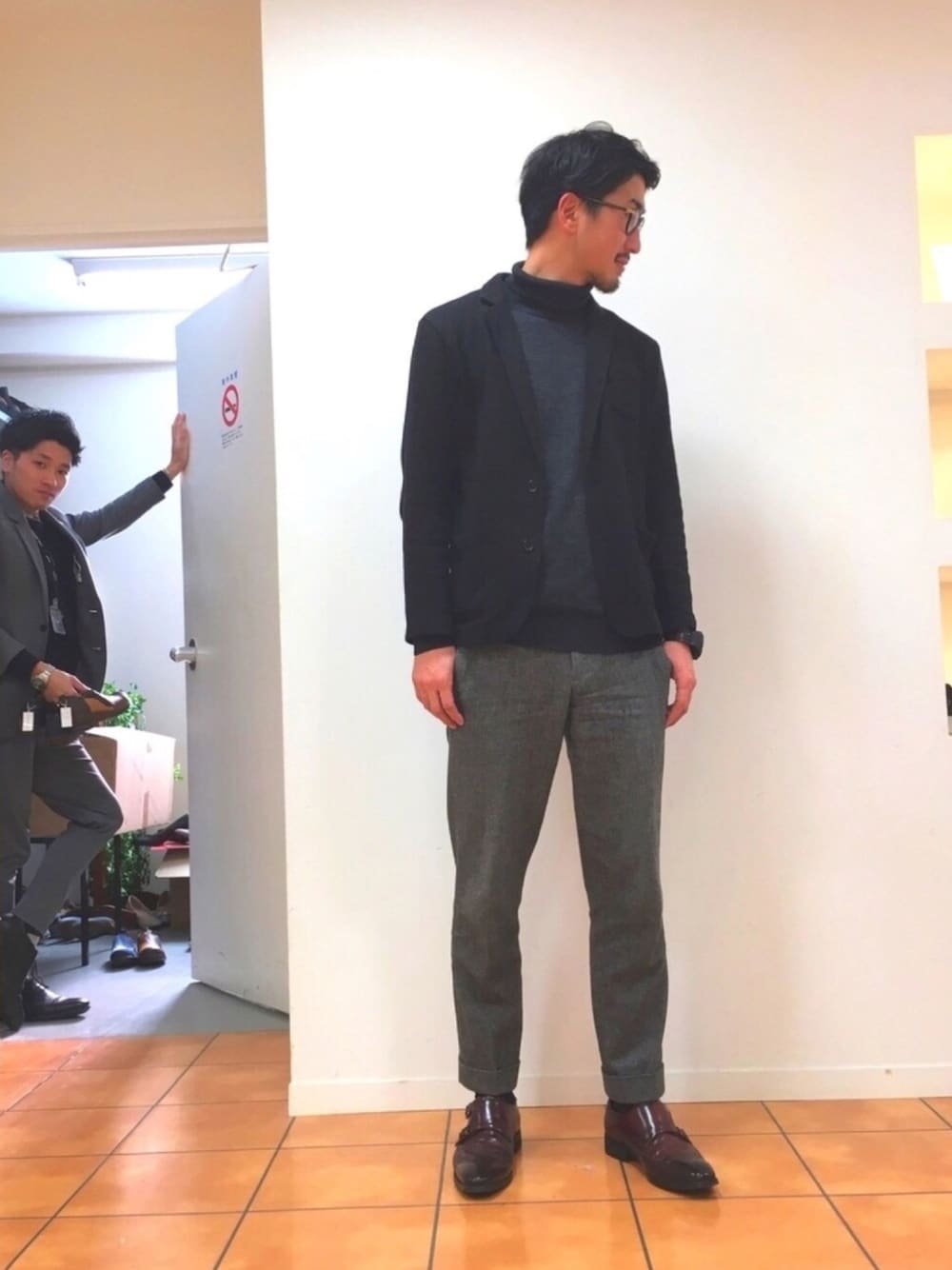 ブラック系のドレスシューズ、ブラック系のドレスシューズを着用したメンズの冬コーディネートの1枚目の写真