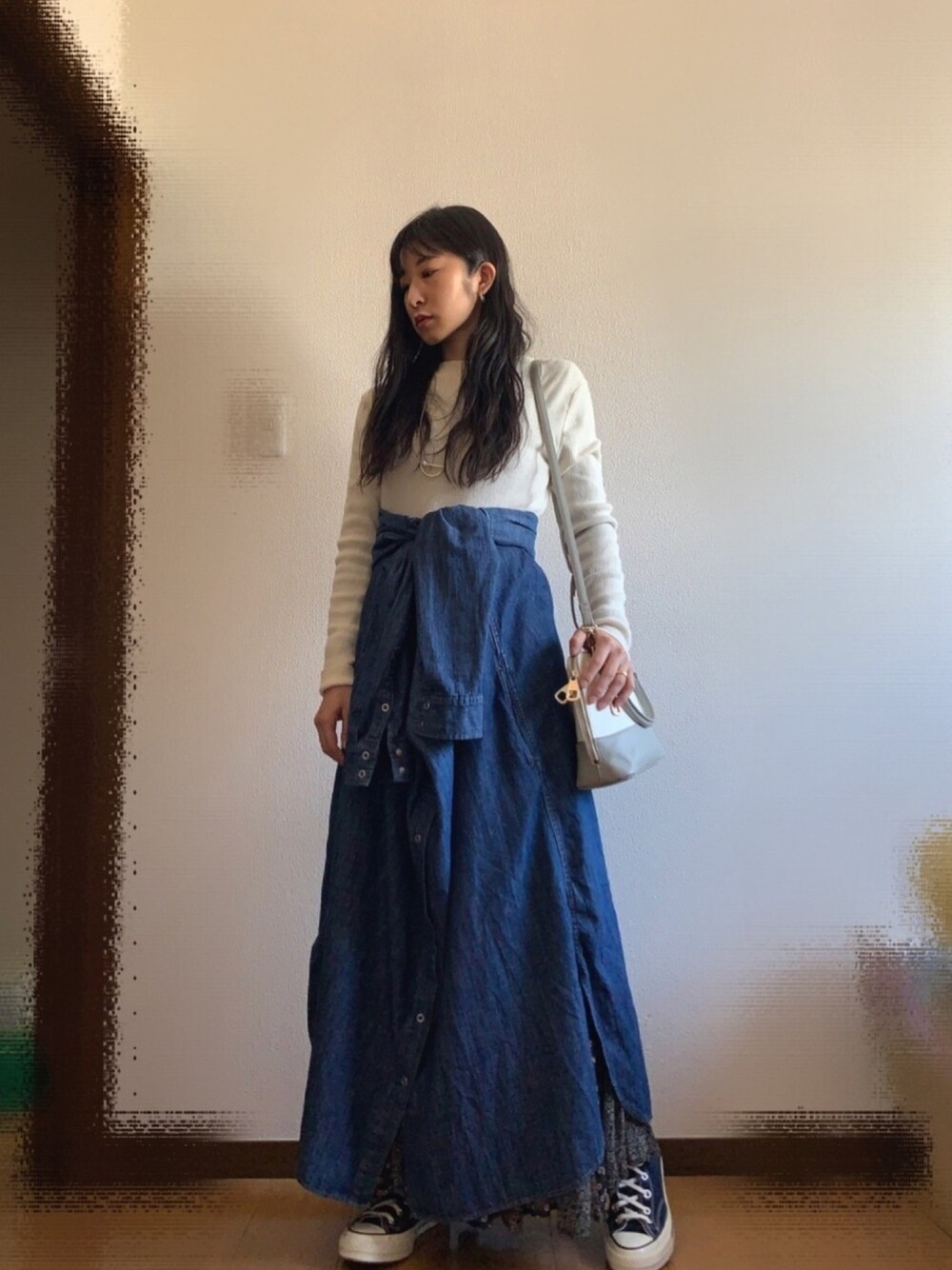 「春コーデ、オトナ女子、部屋撮り、デニム、converse、ct70、アーバンリサーチ、ウエストイン」｜「URBAN RESEARCHのアイテム（ニット/セーター、ホワイト系）」を使った、3103さん（レディース・157cm）の春コーディネートの1枚目の写真