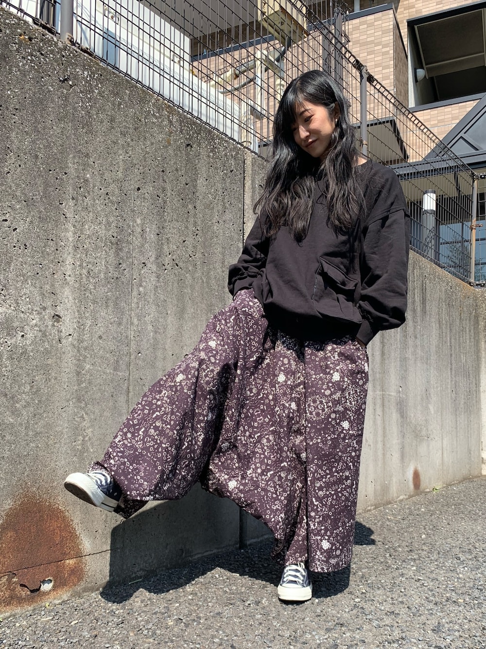 「春コーデ、ゆるコーデ、オーバーサイズ、スニーカーコーデ、ワイドパンツ、メンズライク、スウェット、URBAN RESEARCH、ct70、ヨウジヤマモト」｜「URBAN RESEARCHのアイテム（スウェット、ブラック系）」を使った、3103さん（レディース・157cm）の春コーディネートの1枚目の写真
