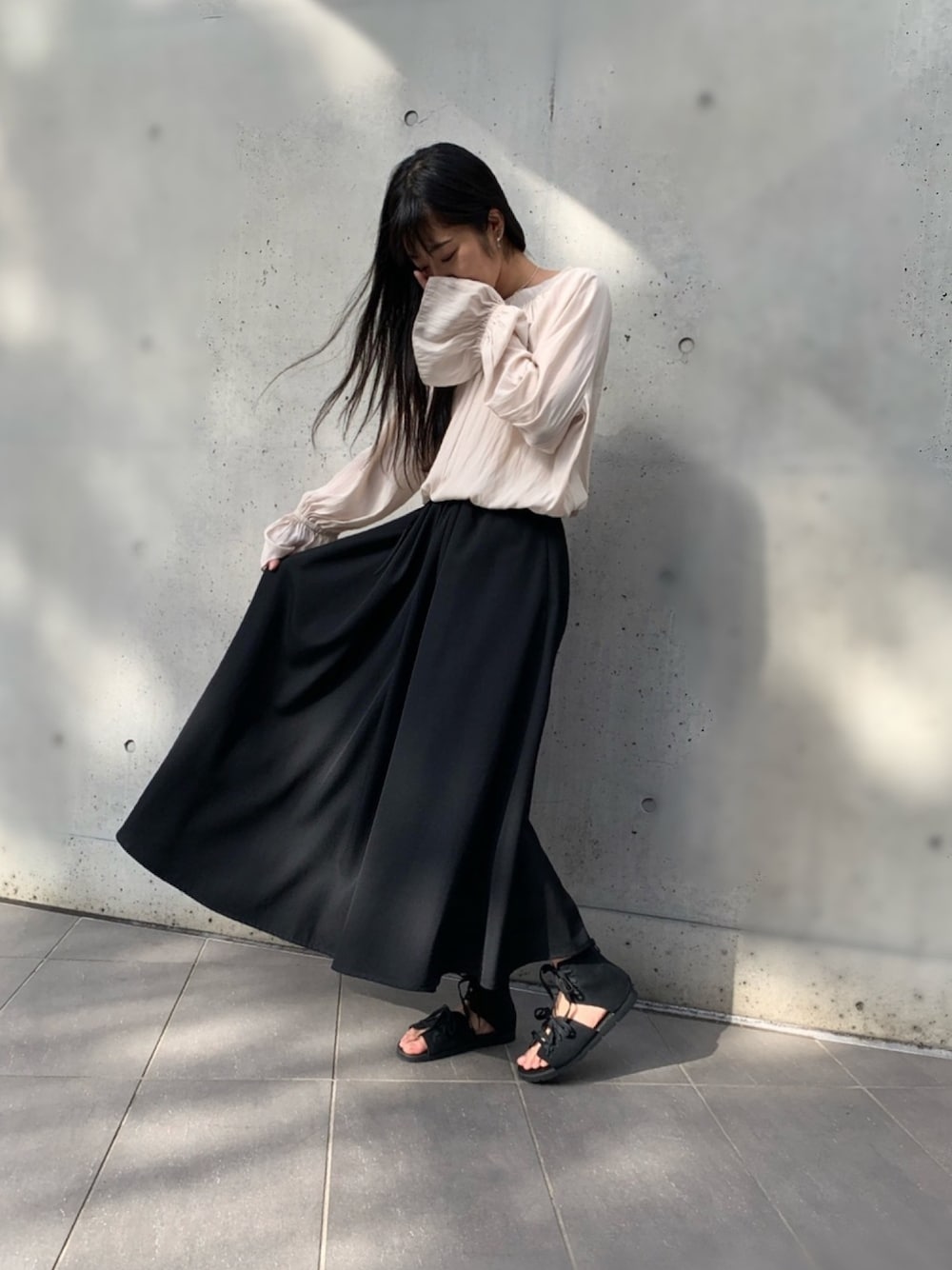 「サンダル、ブラック、モノトーンコーデ、アーバンリサーチ、yohjiyamamoto、クロムハーツ、スカート、シンプルコーデ」｜「Yohji Yamamotoのアイテム（スカート、ブラック系）」を使った、3103さん（レディース・157cm）の夏コーディネートの1枚目の写真