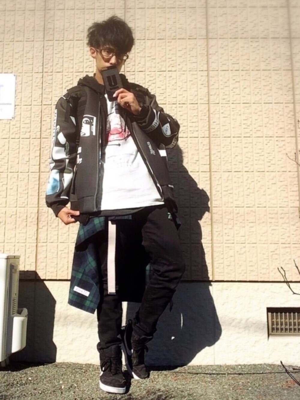 ブラック系のブルゾン、ホワイト系のTシャツ/カットソー、グリーン系のシャツ/ブラウスを着用したメンズの冬コーディネートの1枚目の写真