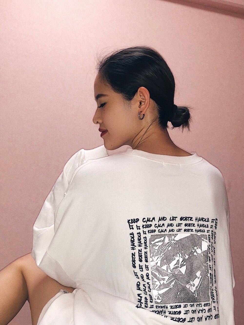 ホワイト系のTシャツ/カットソーを着用したレディースの春コーディネートの1枚目の写真