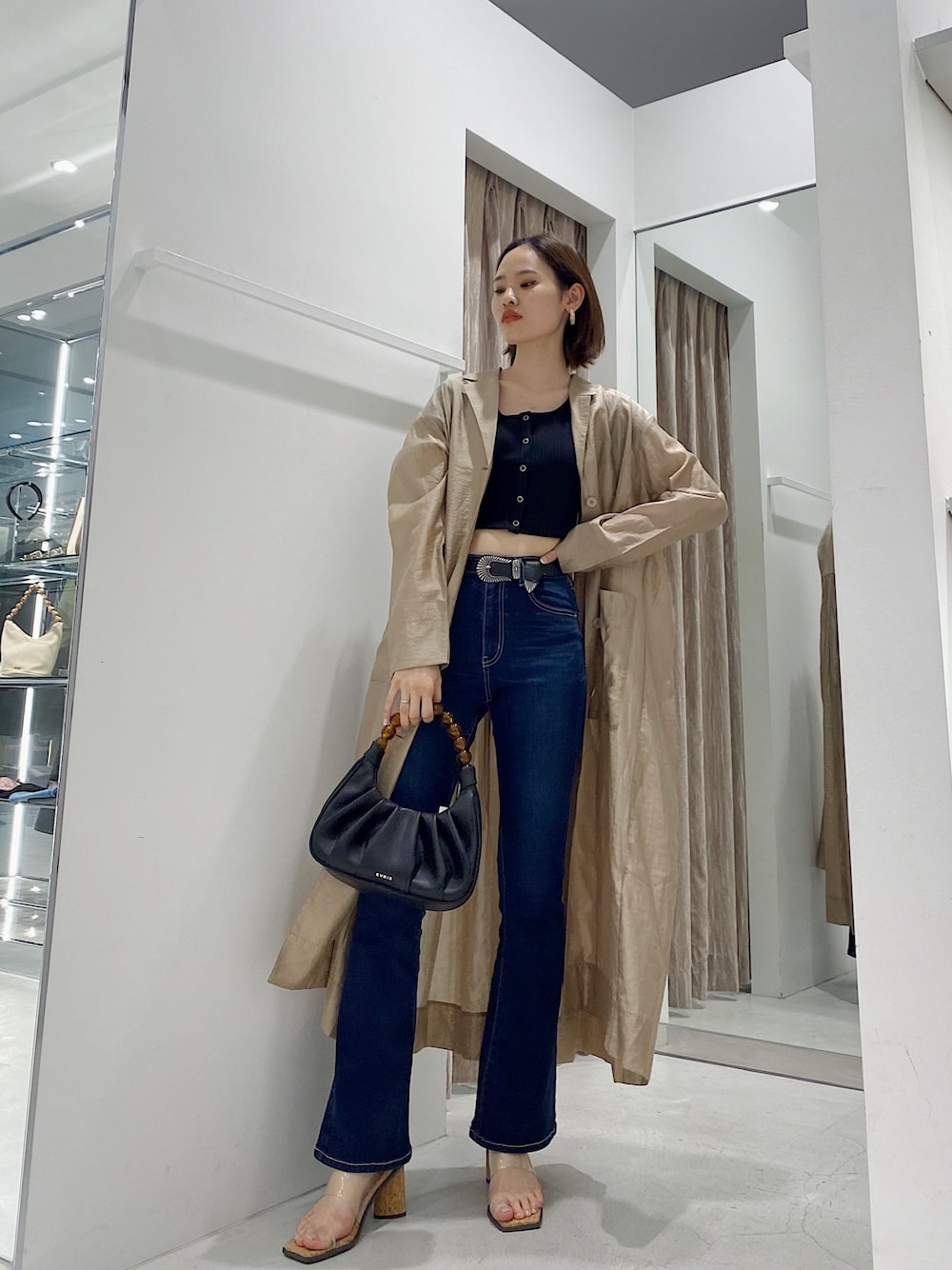 ベージュ系のその他アウター、ブラック系のTシャツ/カットソー、ブルー系のデニムパンツを着用したレディースの春コーディネートの1枚目の写真