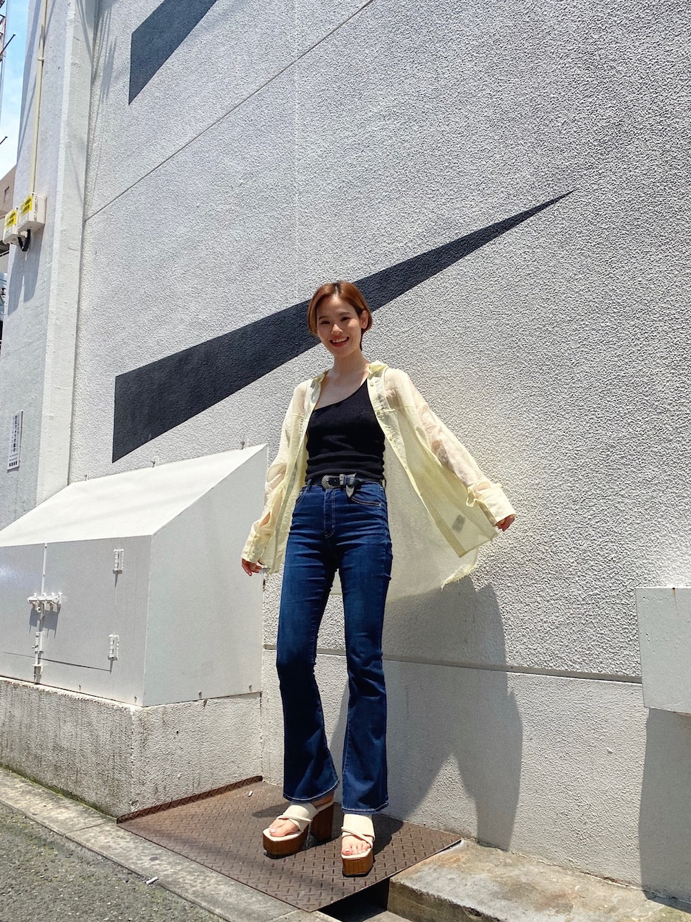 ブラック系のTシャツ/カットソー、ブルー系のデニムパンツ、イエロー系のシャツ/ブラウスを着用したレディースの夏コーディネートの1枚目の写真