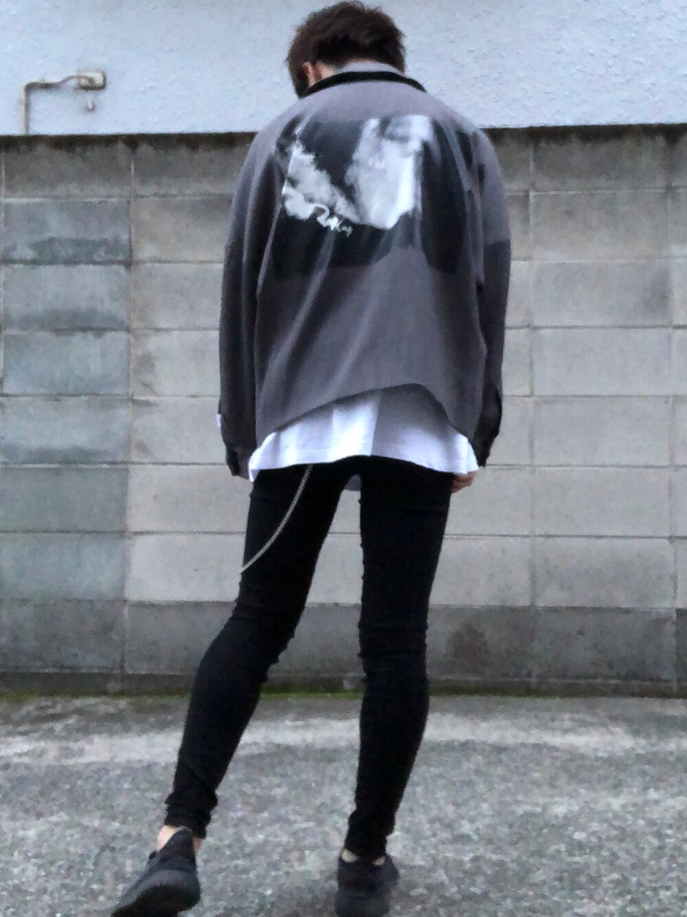 「黒スキニー、デニム、デニムパンツ、スニーカー、カジュアル、ビッグシルエット、シンプル、スキニー、モノトーン、ラフ」｜「HAREのY-KUSANO/コーチJKT(HARE)（ノーカラージャケット、グレー系）」を使った、亡骸のピーナッツ(備忘録)さん（メンズ・167cm）の夏コーディネートの1枚目の写真