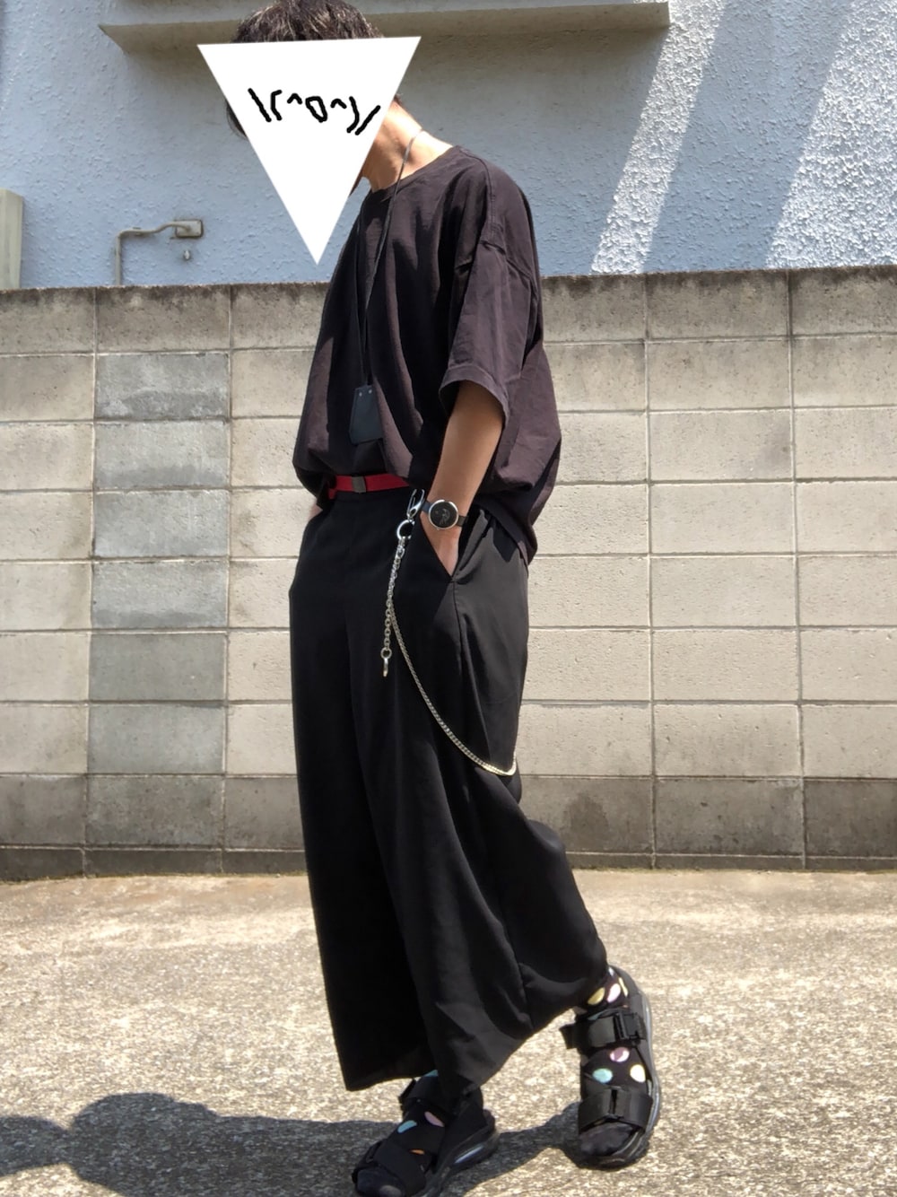 ブラック系のTシャツ/カットソー、ブラック系のパンツ、ブラック系のサンダルを着用したメンズの夏コーディネートの1枚目の写真