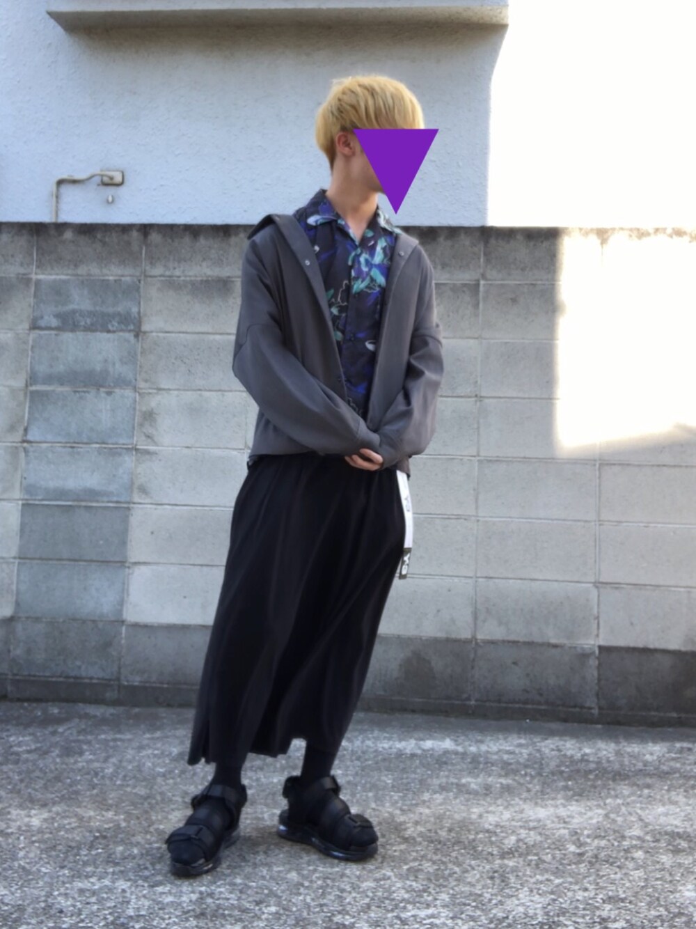 「シンプル、オーバーサイズ、春、ブラック、モード、モードストリート、モノトーン、ワイドパンツ、ガウチョパンツ、HARE」｜「HAREのY-KUSANO/コーチJKT(HARE)（ノーカラージャケット、グレー系）」を使った、亡骸のピーナッツ(備忘録)さん（メンズ・170cm）の春コーディネートの1枚目の写真
