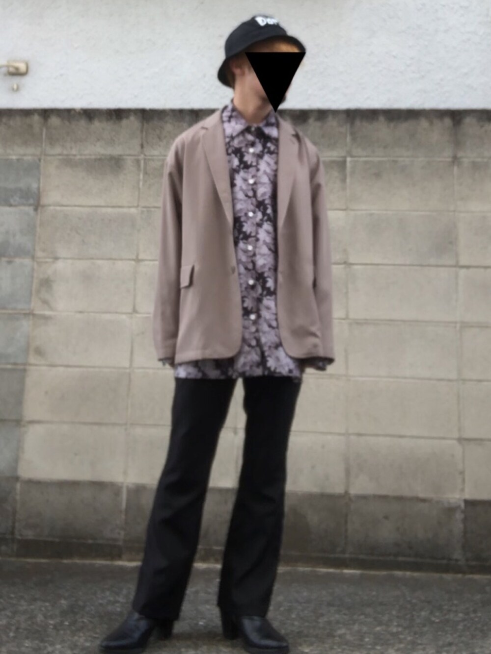 ベージュ系のテーラードジャケット、ブラック系のその他パンツ、ブラック系のブーツを着用したメンズの春コーディネートの1枚目の写真