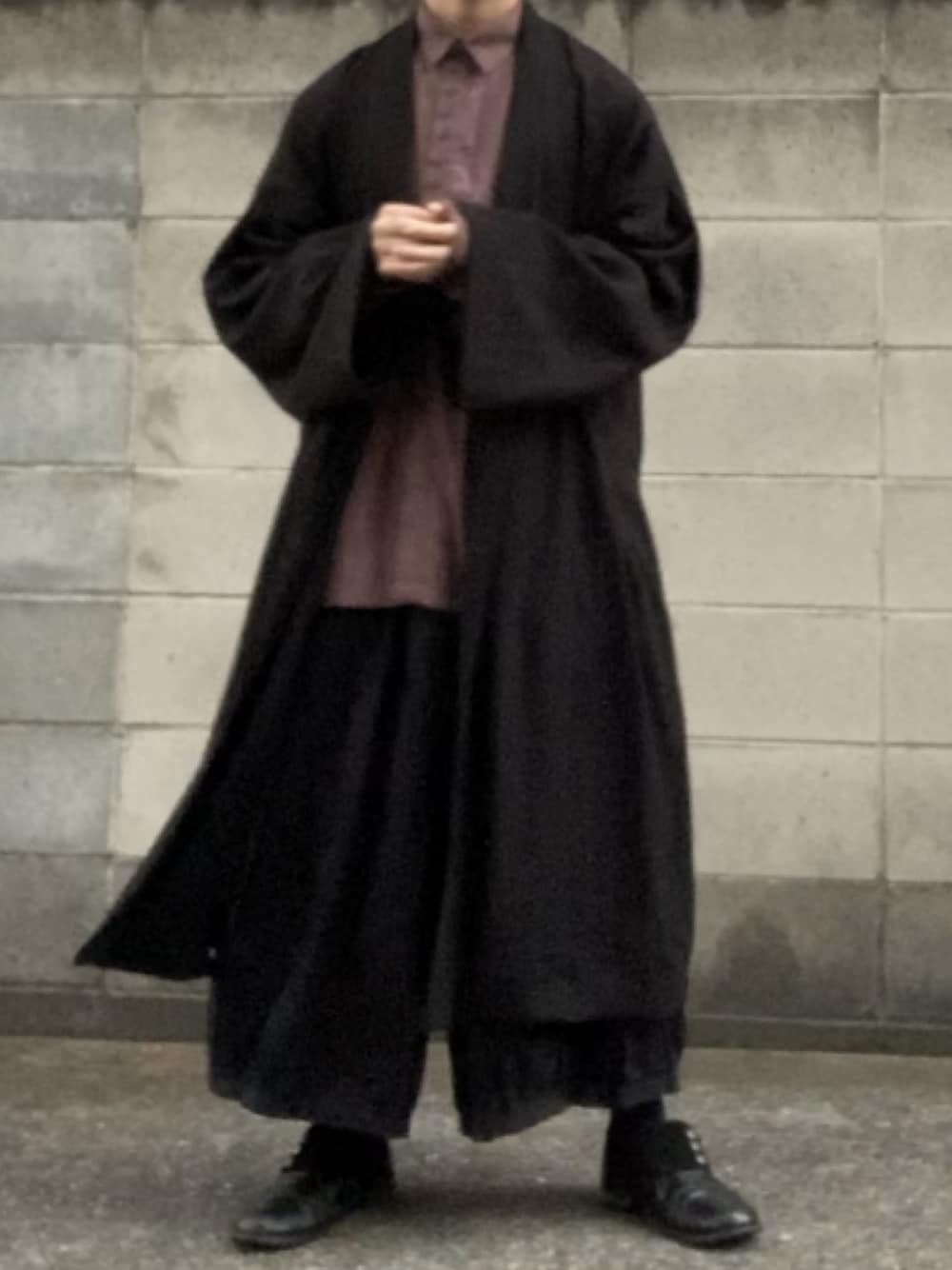 オレンジ系のシャツ/ブラウス、ブラック系のその他アウター、ブラック系のその他パンツを着用したメンズの秋コーディネートの1枚目の写真