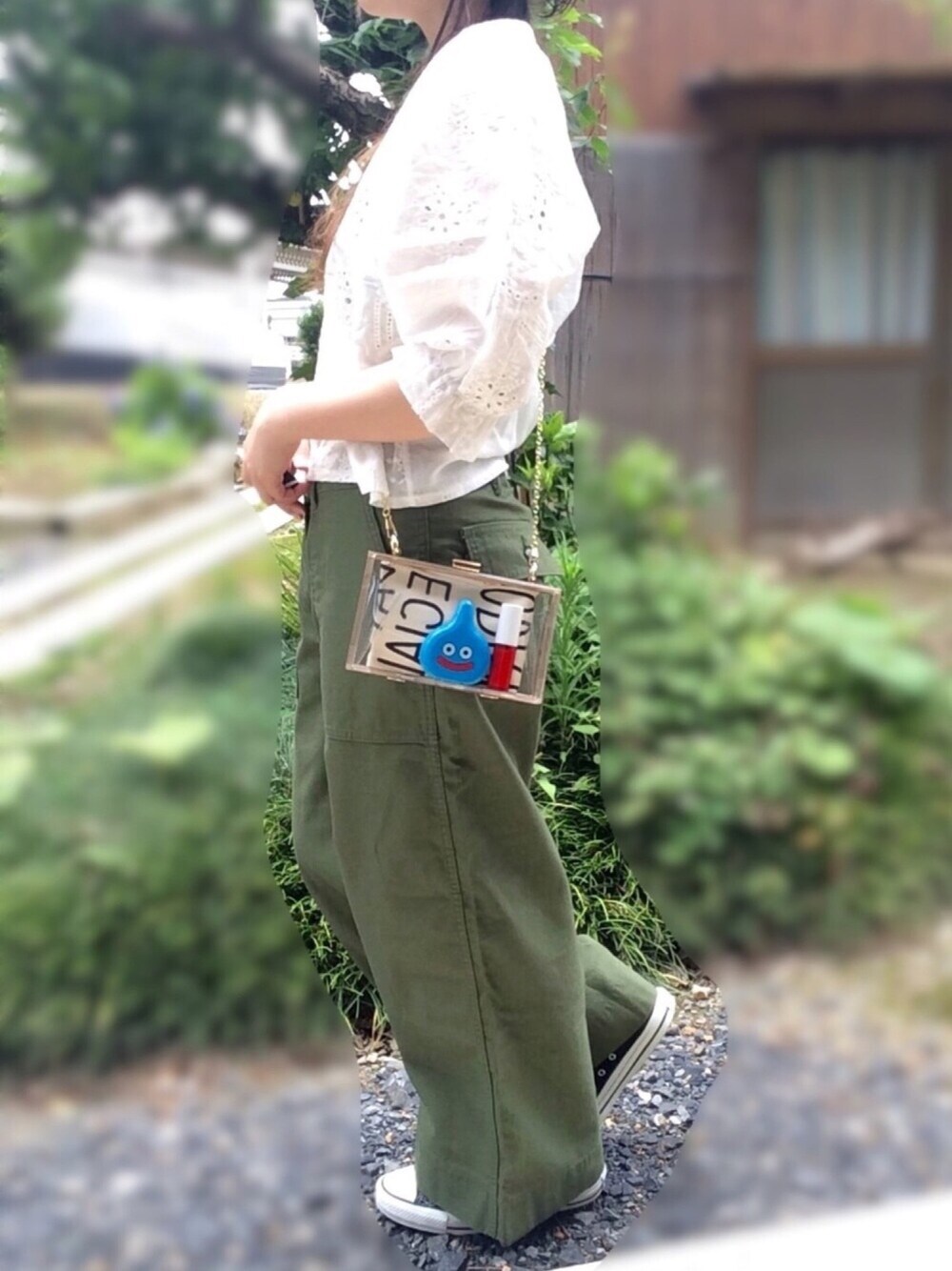 「ブラウス、刺繍、ベイカーパンツ、チェーンバッグ、クリアバッグ、スライム、ベルトブレスレット、スニーカー、ママコーデ」｜「coca（coca）のＶネックカットワークブラウス（シャツ/ブラウス、ホワイト系）」を使った、☆kiraky☆さん（レディース・156cm）の夏コーディネートの1枚目の写真