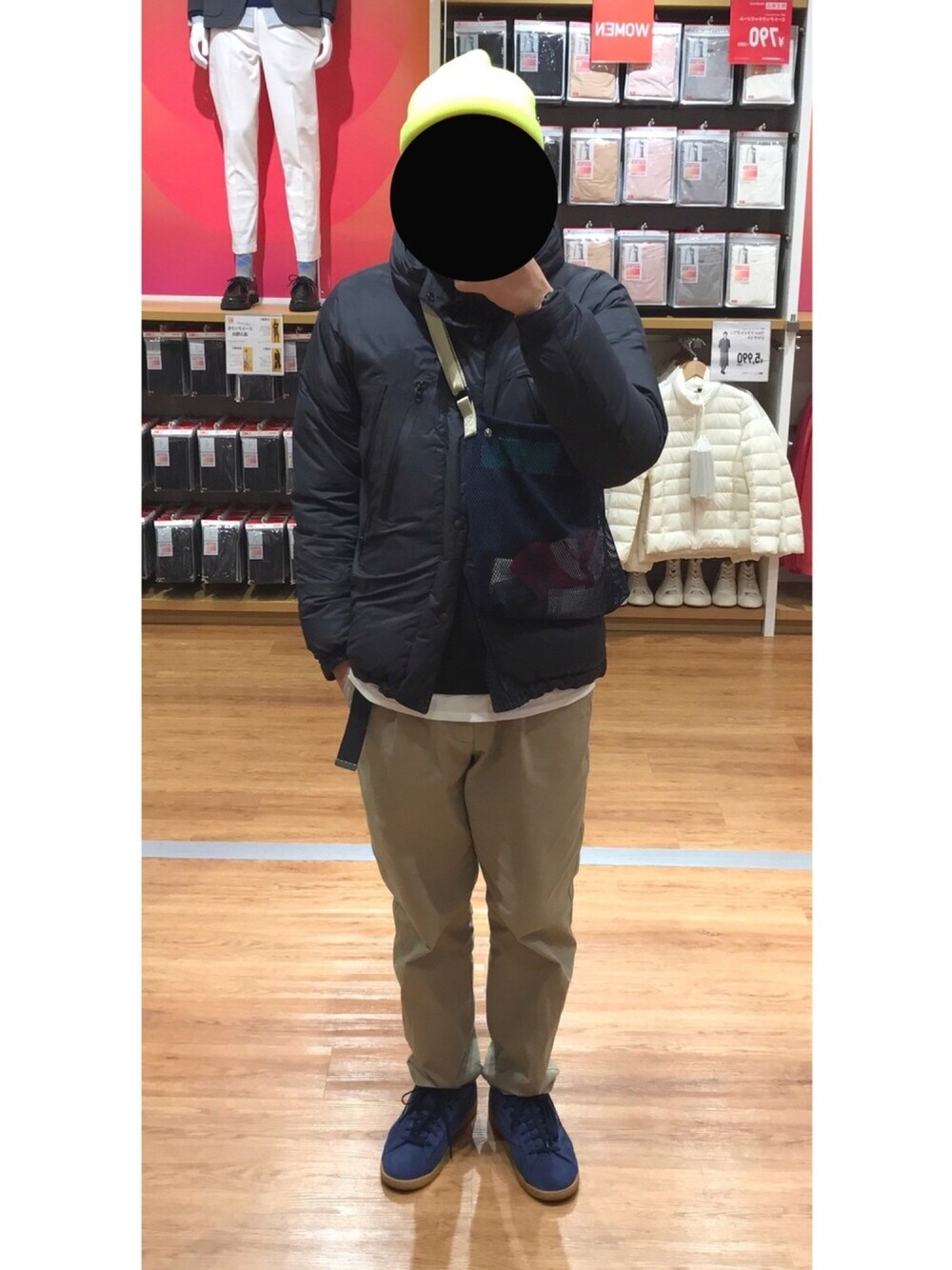 「冬、スニーカー、プチプラ、H&M、reebok、ストリート、チノパン、ニット帽、サコッシュ、蛍光カラー」｜「H&Mのアイテム（ニットキャップ/ビーニー、イエロー系）」を使った、スーさん（メンズ・173cm）の冬コーディネートの1枚目の写真