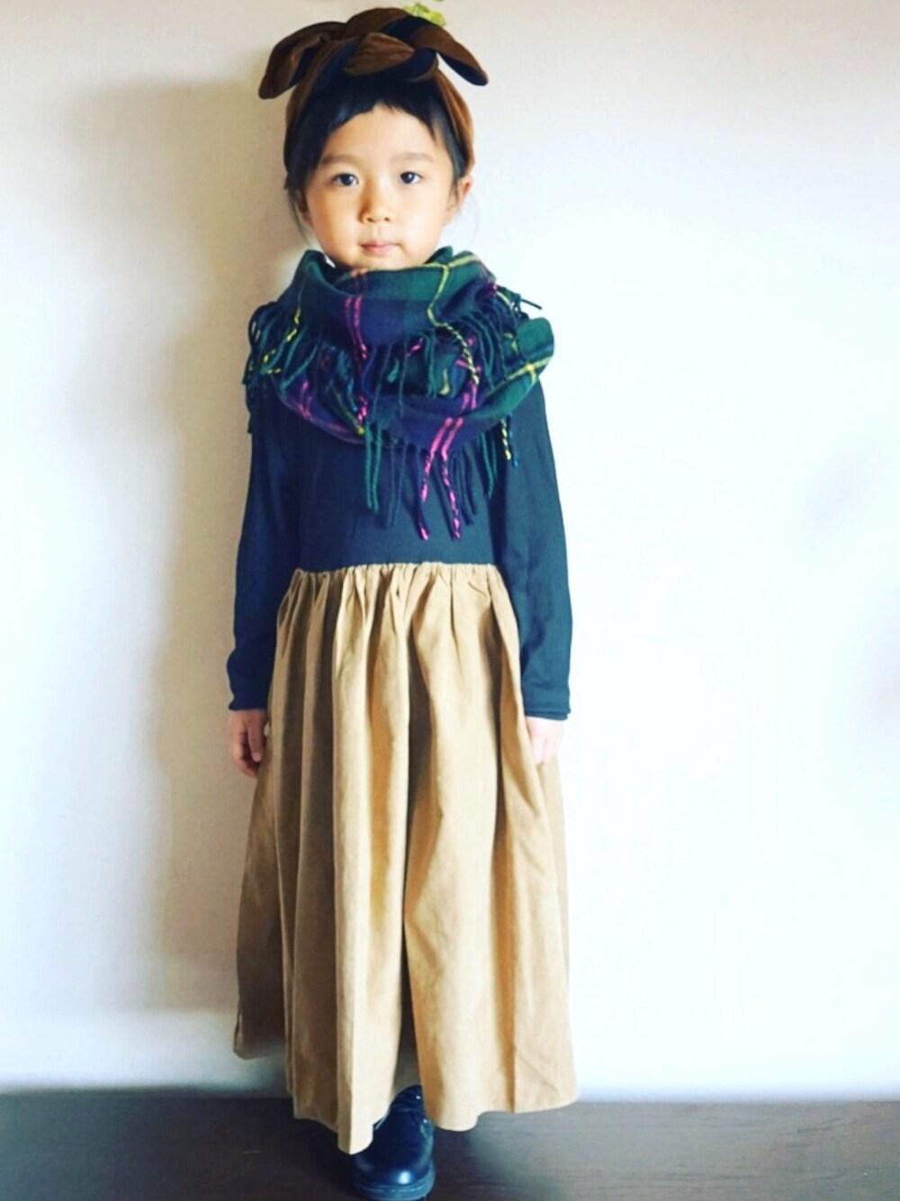 「キッズコーデ、kids、ワンピース、女の子コーデ、ゆるコーデ、おんなのこ、マフラー、ベージュ、5歳、チョコ色に染まれ」｜「antiquaのドッキングロングワンピース（ワンピース、イエロー系）」を使った、*𝙰𝙽𝚂_𝙼𝙴*さん（キッズ・100cm）の冬コーディネートの1枚目の写真