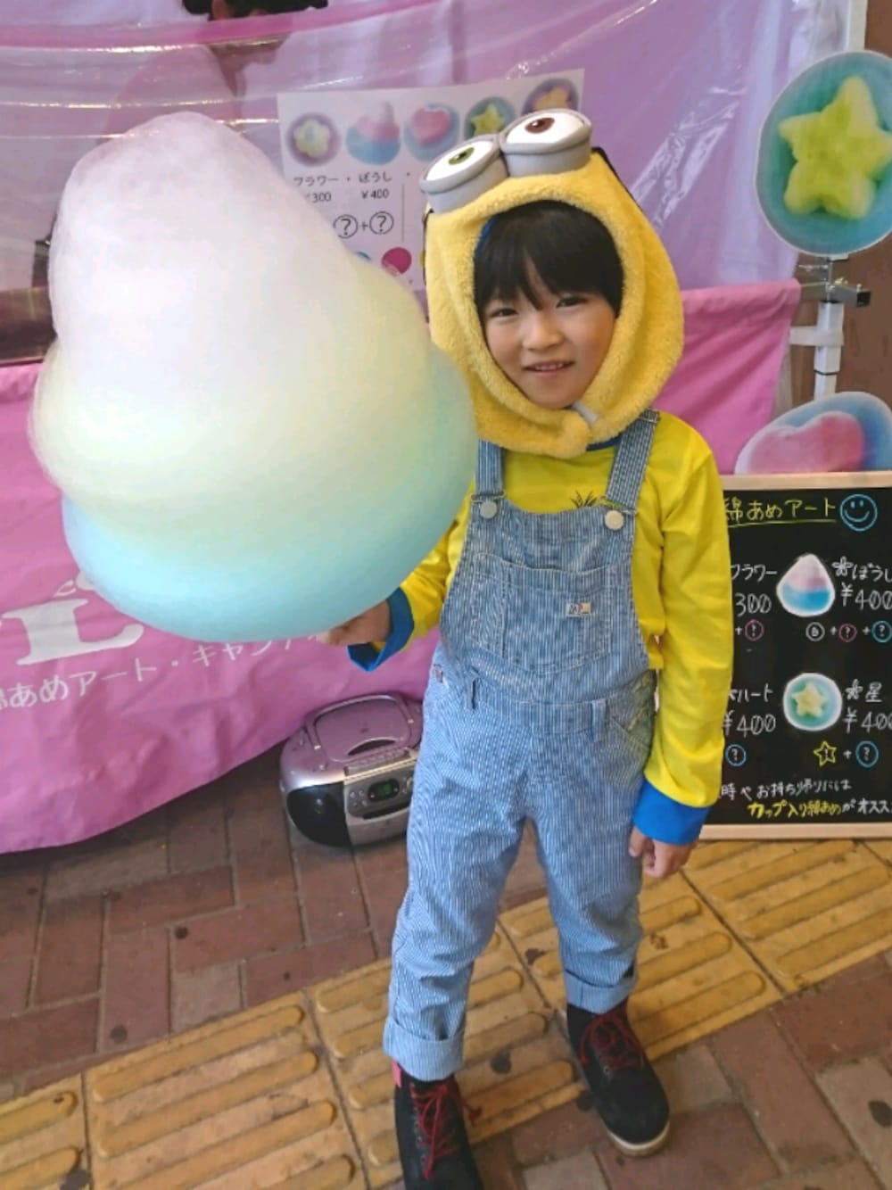 「キッズコーデ、キッズファッション、ハロウィン、仮装、ミニオン、男の子、サロペット、デニム、kids、halloween」｜「Right-onのアイテム（サロペット/オーバーオール、ブルー系）」を使った、あおいさん（キッズ・110cm）の秋コーディネートの1枚目の写真