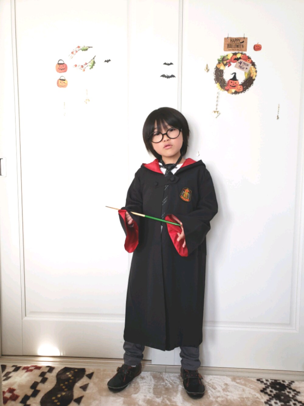 「wearhalloween2018、halloween、ハロウィン、コスプレ、ハリーポッター、キッズコーデ、男の子コーデ、ブラックコーデ、キッズ、男の子」｜「F.O.KIDSのアイテム（その他パンツ、グレー系）」を使った、あおいさん（キッズ・110cm）の秋コーディネートの1枚目の写真