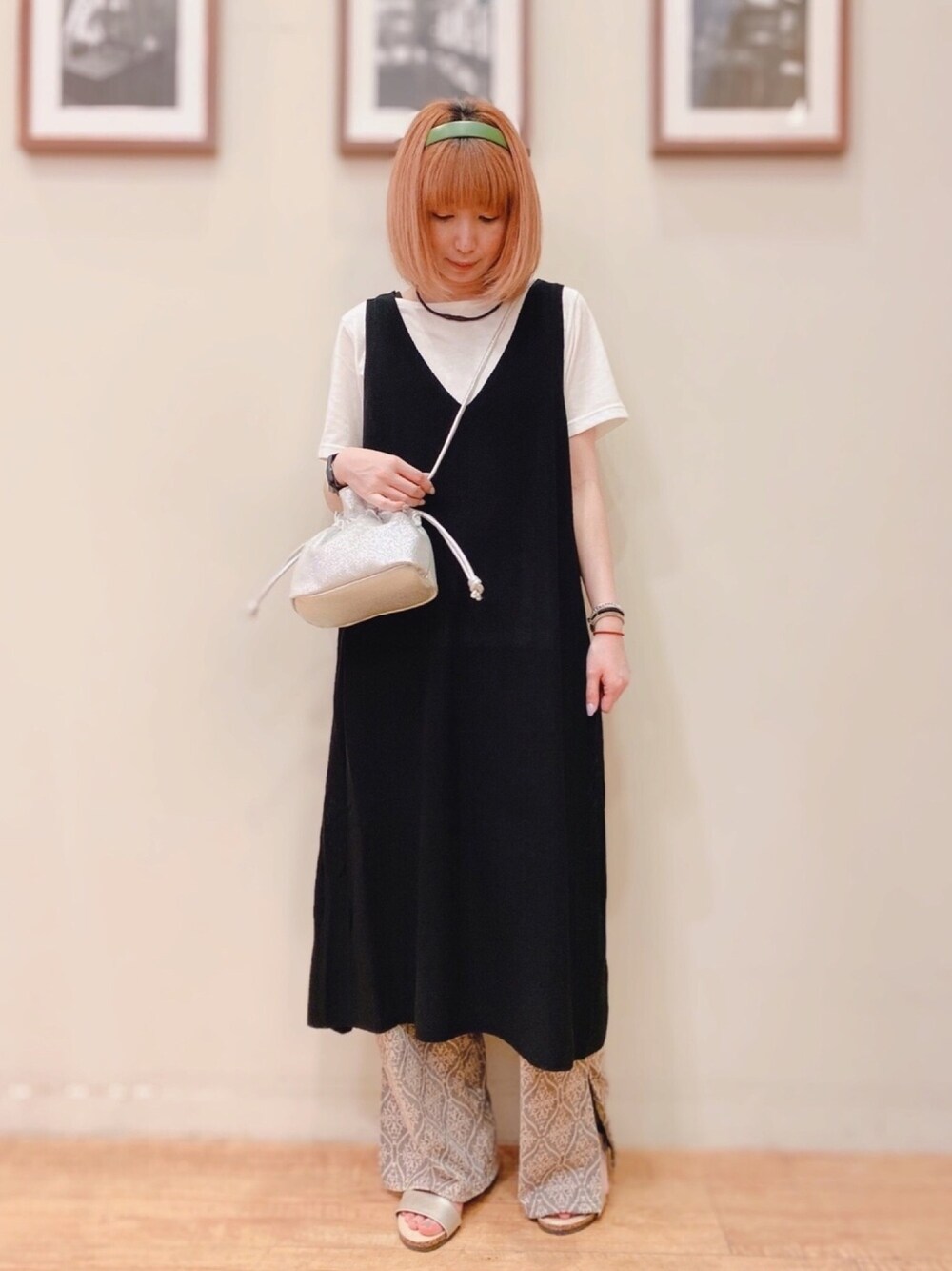 ブラック系のその他トップス、グレー系のその他パンツ、ゴールド系のサンダルを着用したレディースの春コーディネートの1枚目の写真