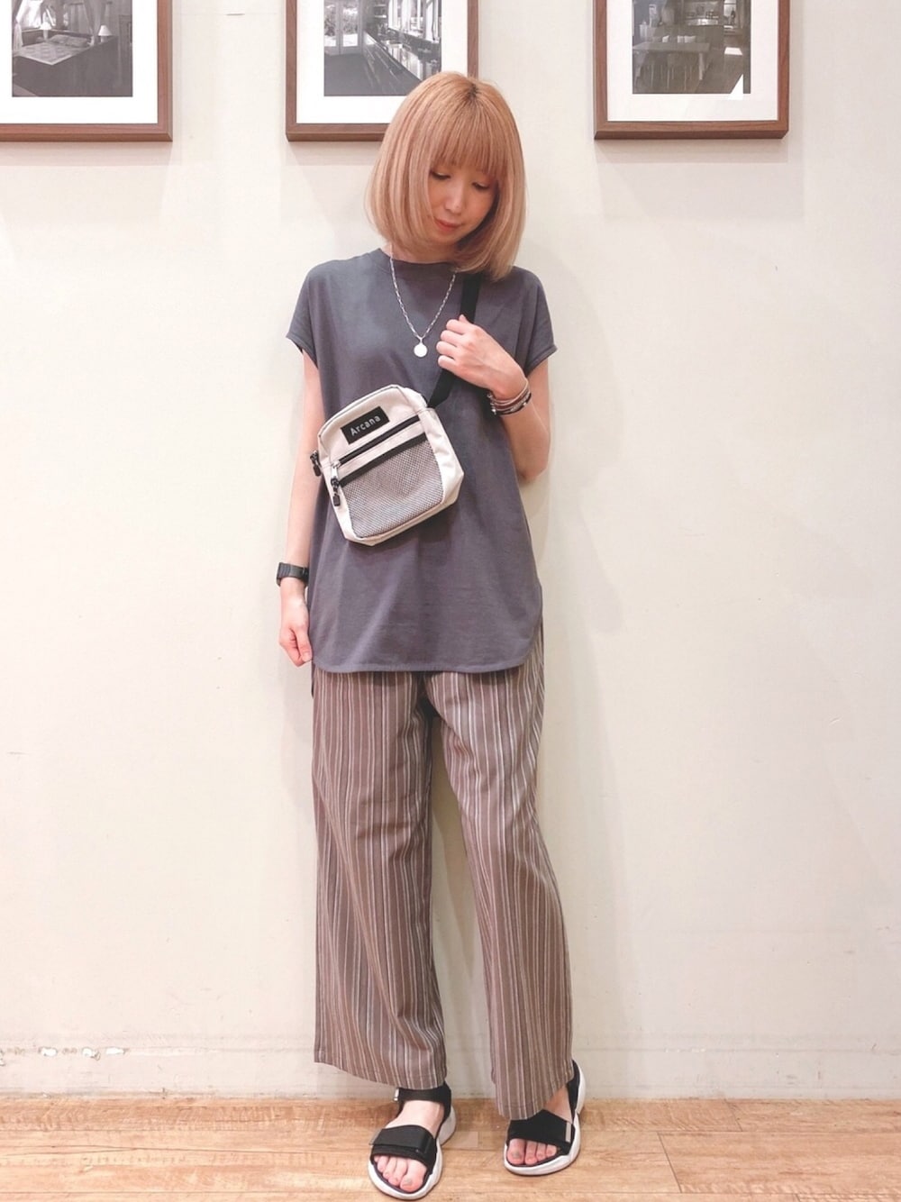 グレー系のTシャツ/カットソー、ブラウン系のその他パンツ、ブラック系のサンダルを着用したレディースの夏コーディネートの1枚目の写真