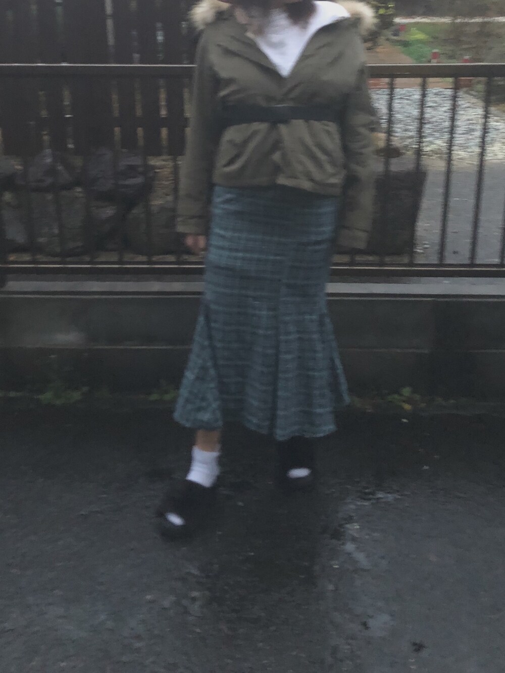 「ootd、プチプラコーデ、チェック、スカート、wcloset、カーキ、SPINNS、ファー、Champion、マーメイドスカート」｜「ChampionのWEGO/Championプリントプルオーバー（スウェット、ホワイト系）」を使った、aさん（レディース・165cm）の春コーディネートの1枚目の写真