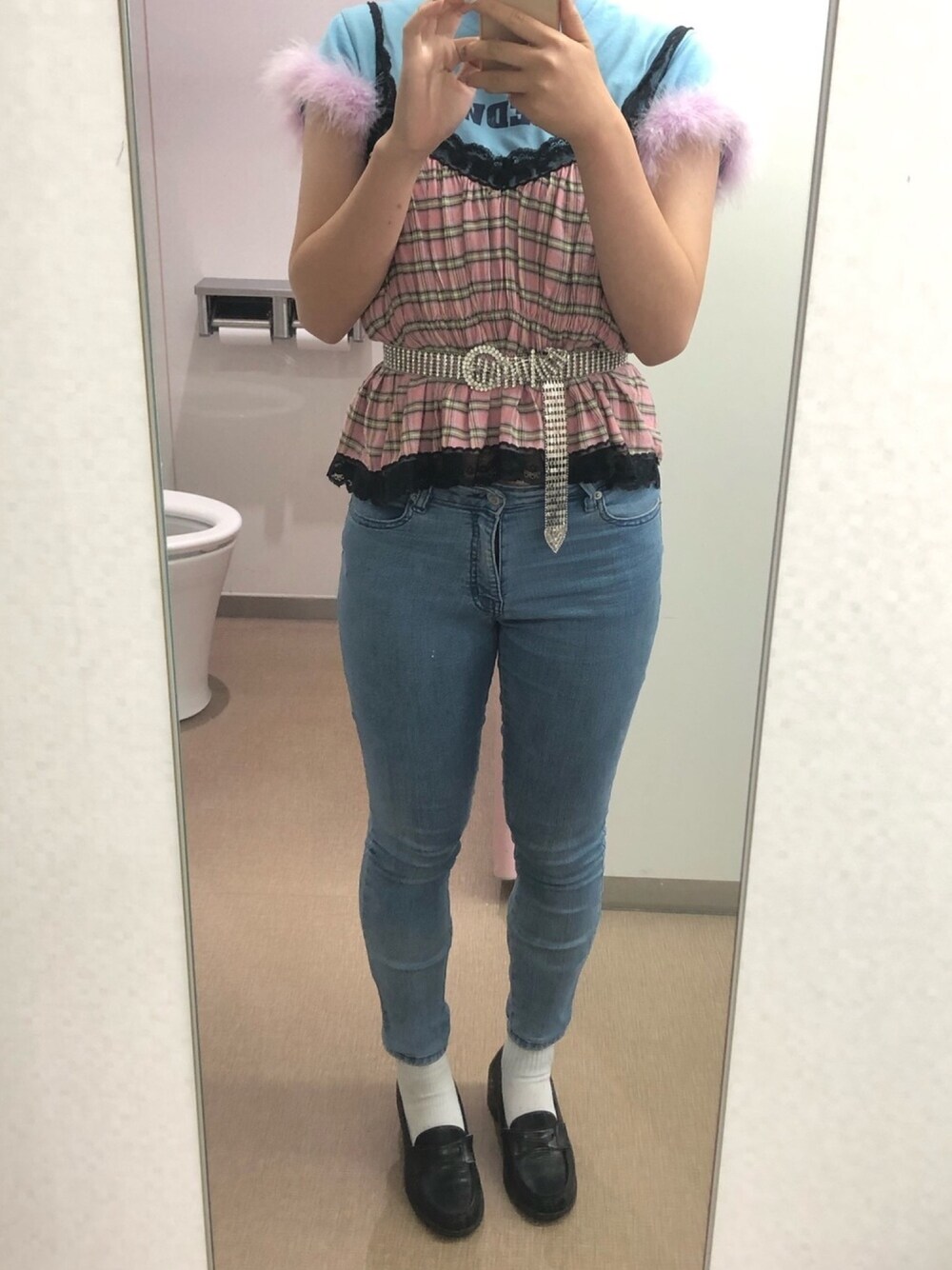 「今日のコーデ、デニム、チェック、へザー、outfit、Bershka、キラキラベルト、ローファー、スキニーデニム、ファー」｜「no brandのアイテム（トップス、ブルー系）」を使った、aさん（レディース・165cm）の夏コーディネートの1枚目の写真