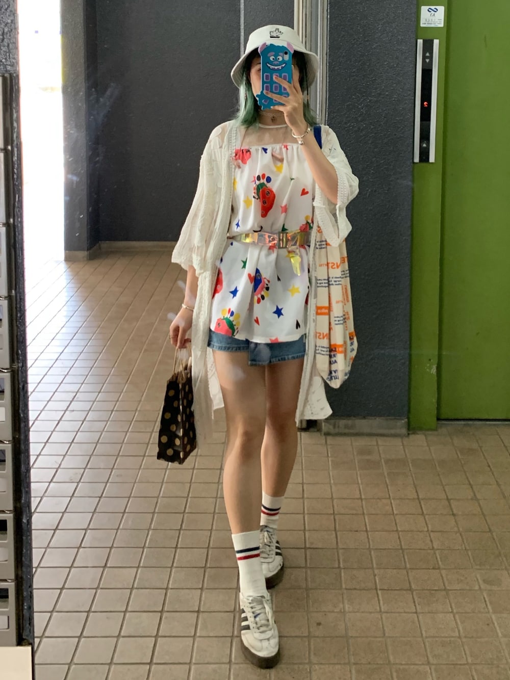 「夏コーデ、休日スタイル、おしゃれさんと繋がりたい、お洒落さんとつながりたい、はるコーデ、レインボー、レインボーカラー」｜「adidasのADIDAS アディダス SAMBAROSE W サンバローズ AQ1134 WHT/BLK/GUM（スニーカー、ホワイト系）」を使った、Jellyさん（レディース・163cm）の春コーディネートの1枚目の写真