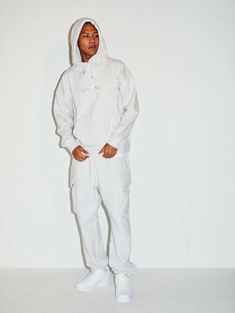「スウェットパンツ、スウェット、ストリート、トレーナー、ハロウィン、ナイキ、AIR FORCE 1、atmos、sweater、秋冬コーデ」｜「atmosのatmos SWAET CARGO PANT / アトモス スエット カーゴ パンツ（スウェットパンツ、グレー系）」を使った、atmos tokyoさん（メンズ・175cm）の秋コーディネートの1枚目の写真