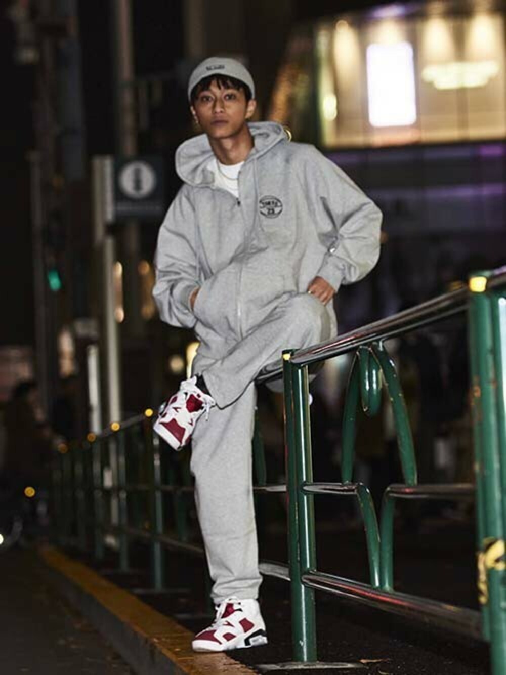 「スウェットパンツ、スウェット、スニーカー、NIKE、ストリート、ナイキ、Jordan、ジョーダン、sweater、ストリートコーデ」｜「TOKYO 23のTOKYO 23 SWEAT ZIP UP HOODIE / トウキョウ23 スエット ジップ アップ フーディー（パーカー、グレー系）」を使った、atmos tokyoさん（メンズ・175cm）の冬コーディネートの1枚目の写真