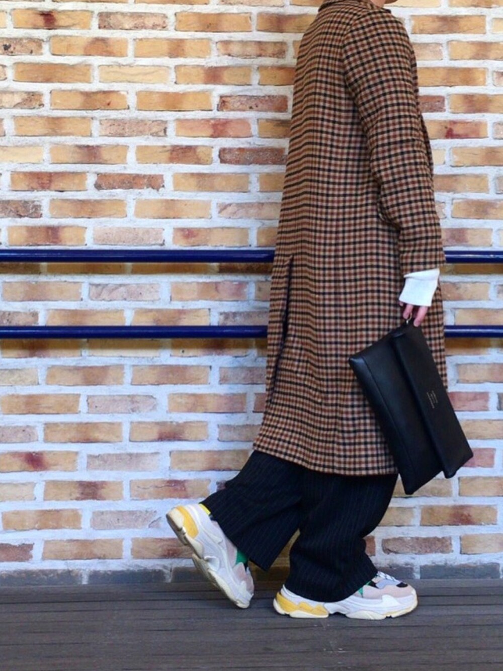 「ZARA、ザラ、ユニクロ、ニコアンド、バレンシアガ、triples、トリプルS、ワイドパンツ、チェックコート、白ニット」｜「ZARAのアイテム（トレンチコート、ブラウン系）」を使った、Tyonさん（メンズ・165cm）の冬コーディネートの1枚目の写真
