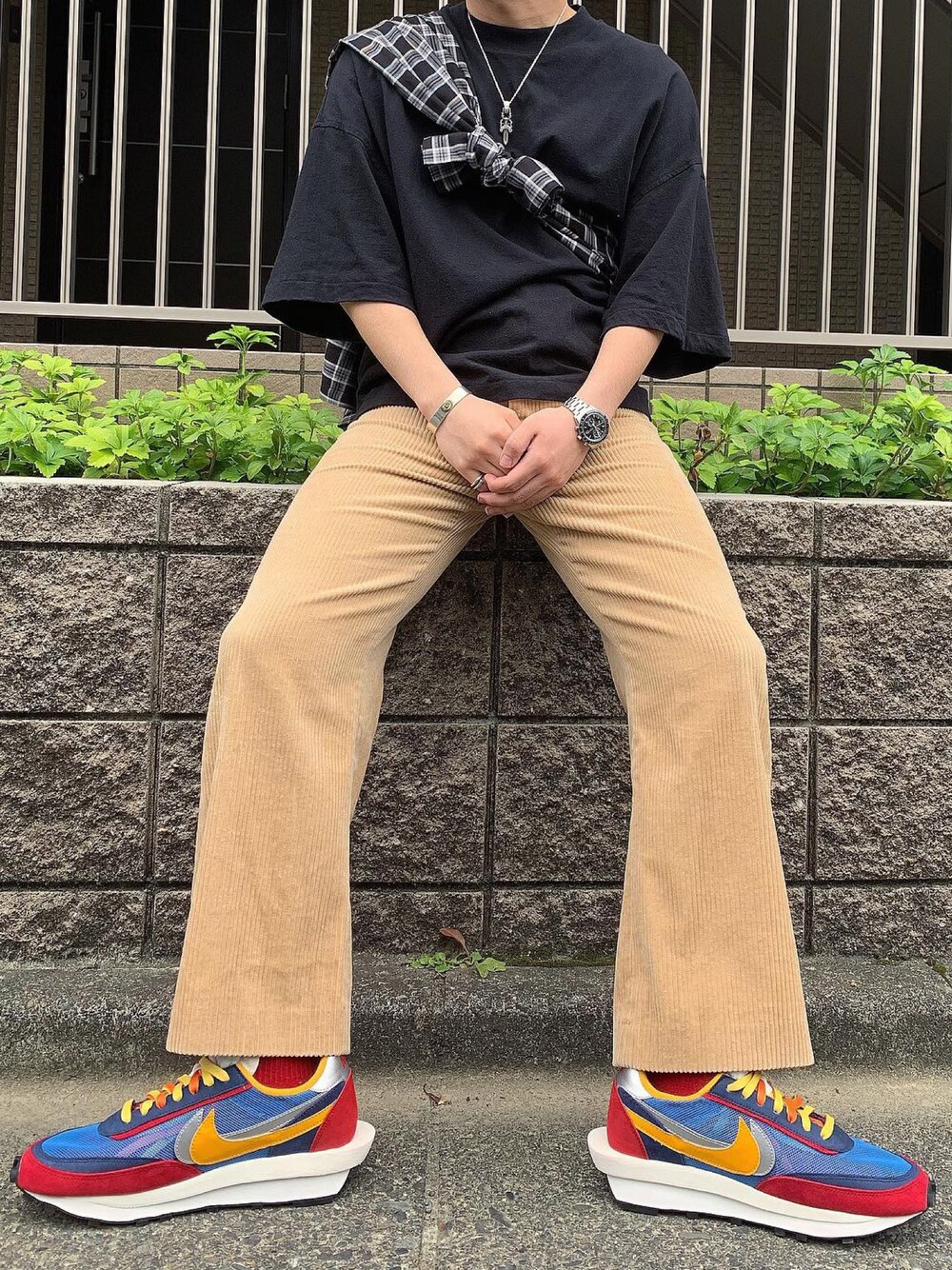 「春夏コーデ、sacai×nike、 ワイドパンツ、たすき掛け、チェックシャツ、シンプルコーデ、ベージュパンツ、コーデュロイパンツ、お洒落さんとつながりたい、低身長」｜「Sacaiのアイテム（シューズ、ブルー系）」を使った、Tyonさん（メンズ・165cm）の夏コーディネートの1枚目の写真