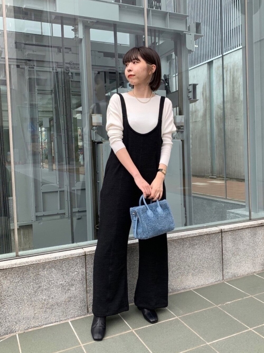 「モノトーン、リラックススタイル、パワショル、パンツスタイル、オトナカジュアル、秋コーデ、休日スタイル、オールインワン、サロペット、ゆるコーデ」｜「CAPRICIEUX LE'MAGEのパワショルプルオーバー（Tシャツ/カットソー、ホワイト系）」を使った、mana_lemageさん（レディース・161cm）の秋コーディネートの1枚目の写真