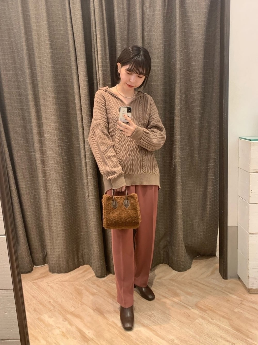 「ブラウンコーデ、ワントーンコーデ、くすみカラー、くすみピンク、ニット、オトナガーリー、wearhalloween2020、ビッグシルエット、秋コーデ、スラックス」｜「CAPRICIEUX LE'MAGEの細ケーブルフーディ（ニット/セーター、ブラウン系）」を使った、mana_lemageさん（レディース・161cm）の秋コーディネートの1枚目の写真
