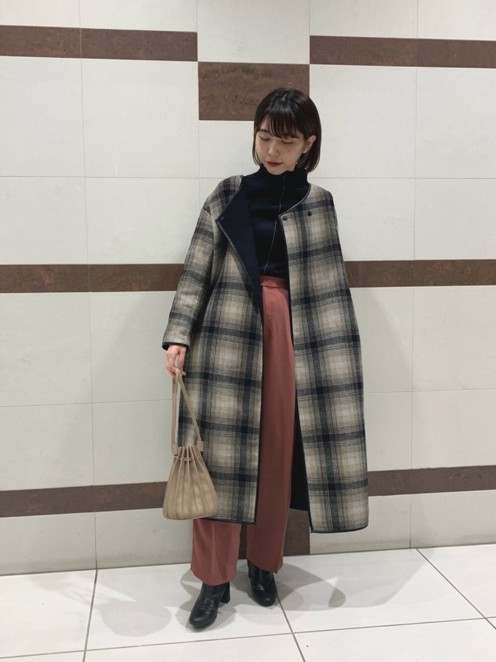 「チェック、チェック柄に恋してる、ノーカラーコート、カラーパンツ、スラックス、くすみカラー、くすみピンク、オーバーサイズ、パンツスタイル、モード」｜「CAPRICIEUX LE'MAGEのリバノーカラーコート（ノーカラーコート、ブラック系）」を使った、mana_lemageさん（レディース・161cm）の秋コーディネートの1枚目の写真