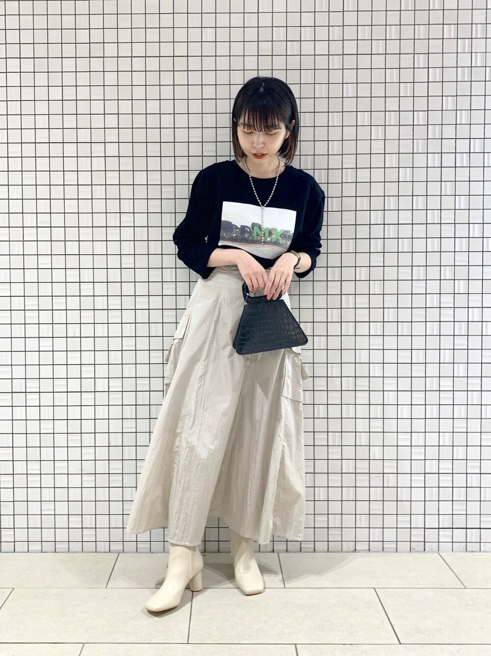 「休日スタイル、オトナカジュアル、フレアスカート、ロゴT、ロンT、春コーデ、モノトーン、モード、ロングスカート、お洒落さんとつながりたい」｜「CAPRICIEUX LE'MAGEのCDMXフォトロンT（Tシャツ/カットソー、ブラック系）」を使った、mana_lemageさん（レディース・161cm）の冬コーディネートの1枚目の写真