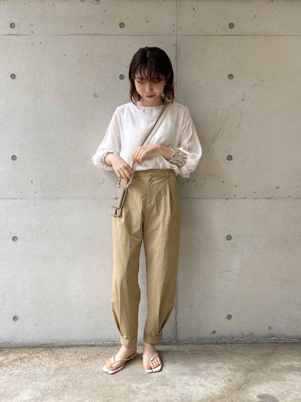 「シャツスタイル、柄シャツ、シアーシャツ、デザイントップス、ジョガーパンツ、淡色コーデ、ベージュコーデ、きれいめカジュアル、オトナカジュアル、夏コーデ」｜「CAPRICIEUX LE'MAGEの柄カフスシャツ（シャツ/ブラウス、ホワイト系）」を使った、mana_lemageさん（レディース・161cm）の夏コーディネートの1枚目の写真