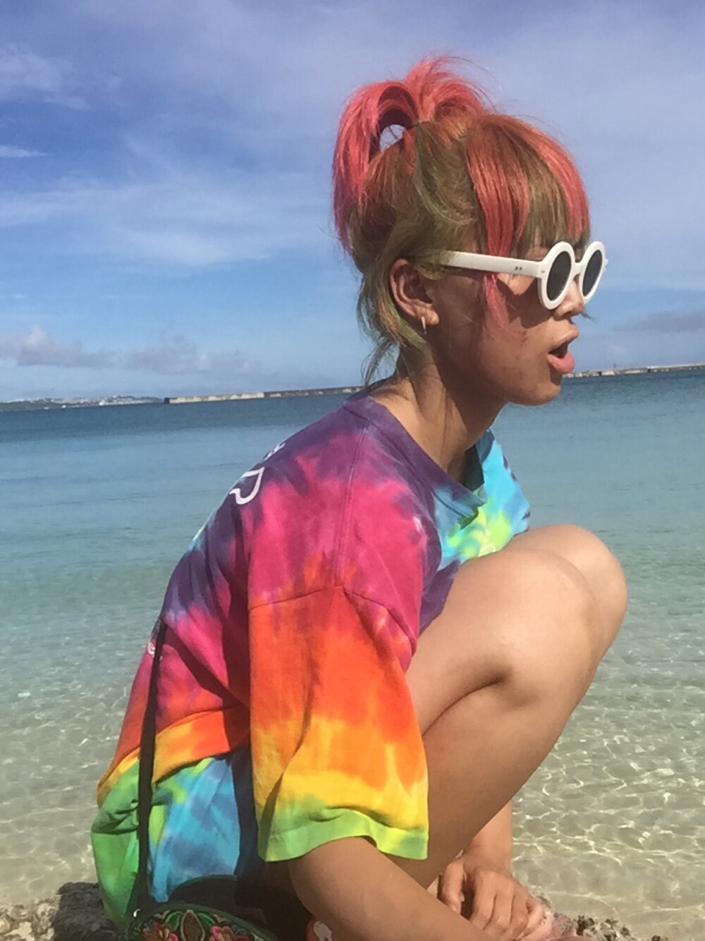 「宮古島、海、派手、サングラス、Tシャツ、ダイダイ、カラフル、colorful、トロピカル、ゆるコーデ」｜「古着のアイテム（Tシャツ/カットソー、その他）」を使った、kanoさん（レディース・163cm）の秋コーディネートの1枚目の写真