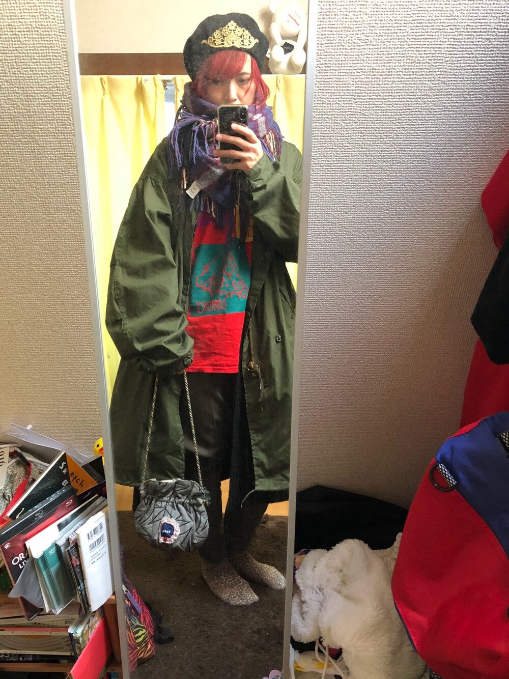 「ミリタリー、ベレー帽、ストール、パンツスタイル、SEKAI NO OWARI、赤髪」｜「古着のアイテム（ハンチング/ベレー帽、ブラック系）」を使った、kanoさん（レディース・163cm）の冬コーディネートの1枚目の写真