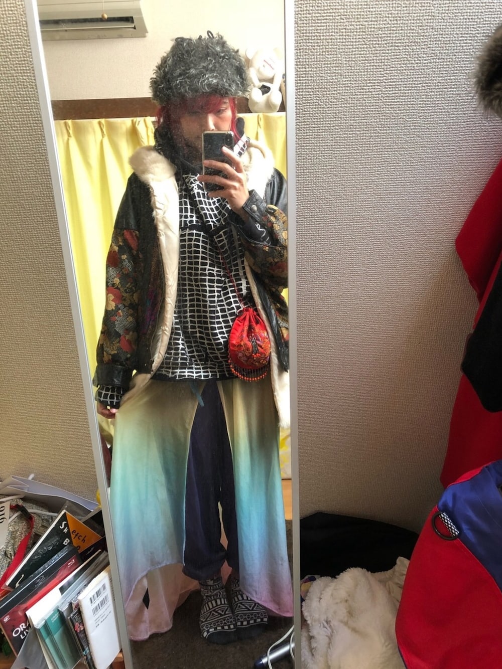 「もこもこ、帽子、冬コーデ、今日のコーデ、fashion、休日スタイル、フード、レインボー、古着、古着MIX」｜「STARSTYLINGのアイテム（パーカー、ブラック系）」を使った、kanoさん（レディース・163cm）の冬コーディネートの1枚目の写真