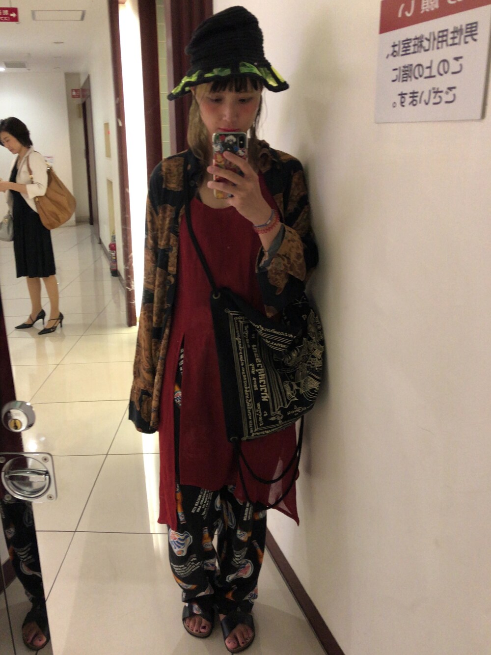 「秋コーデ、おでかけ、柄シャツ、柄パンツ、帽子、古着、アジアン、ひょう柄、黒、スリット」｜「JACQUES LE CORREのアイテム（帽子、ブラック系）」を使った、kanoさん（レディース・163cm）の秋コーディネートの1枚目の写真