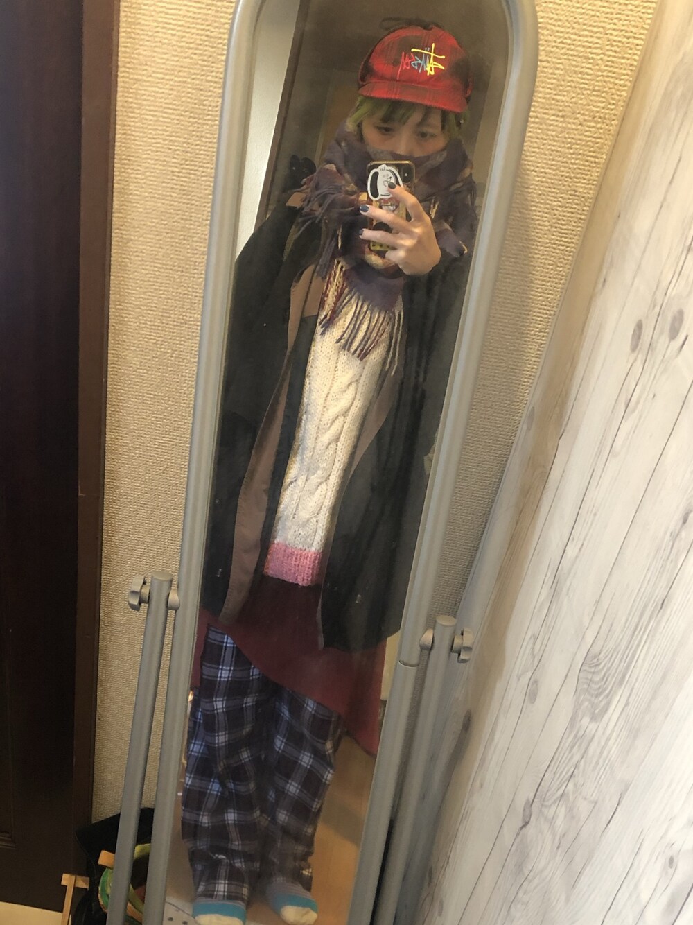 「ゆるコーデ、ニット、帽子、チェック、チェックパンツ、ラクチンコーデ、休日スタイル」｜「CHEAP MONDAYのアイテム（ストール/ショール、パープル系）」を使った、kanoさん（レディース・163cm）の冬コーディネートの1枚目の写真