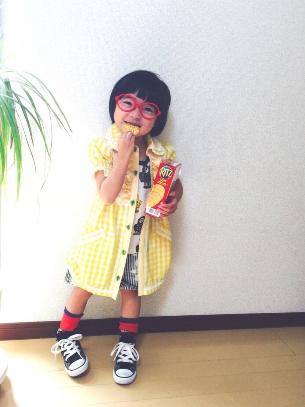 イエロー系のワンピース、ホワイト系のタンクトップ、ブラック系のスニーカーを着用したキッズの春コーディネートの1枚目の写真