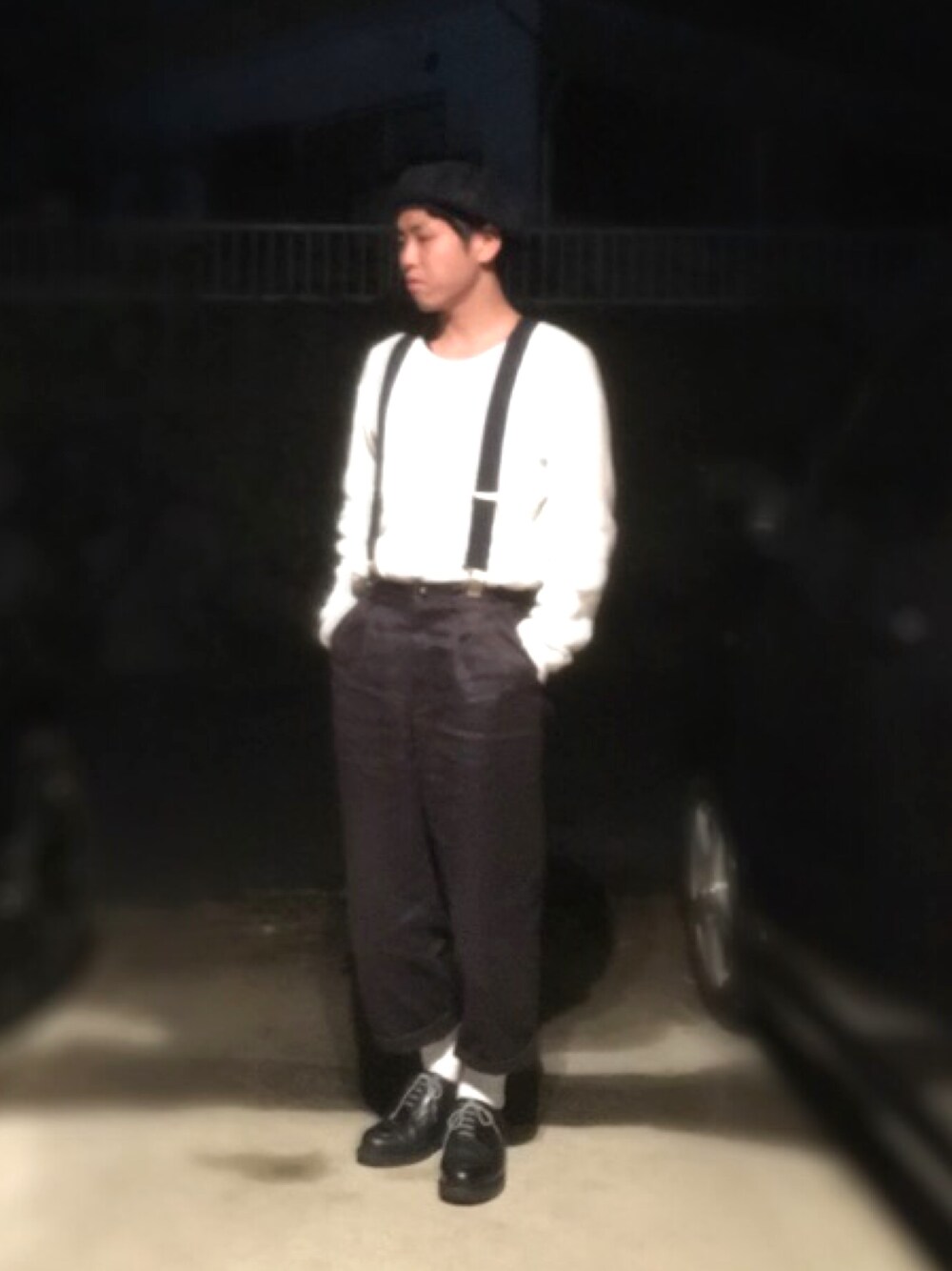 ホワイト系のTシャツ/カットソー、ブラック系のパンツ、ブラック系のその他シューズを着用したメンズの春コーディネートの1枚目の写真