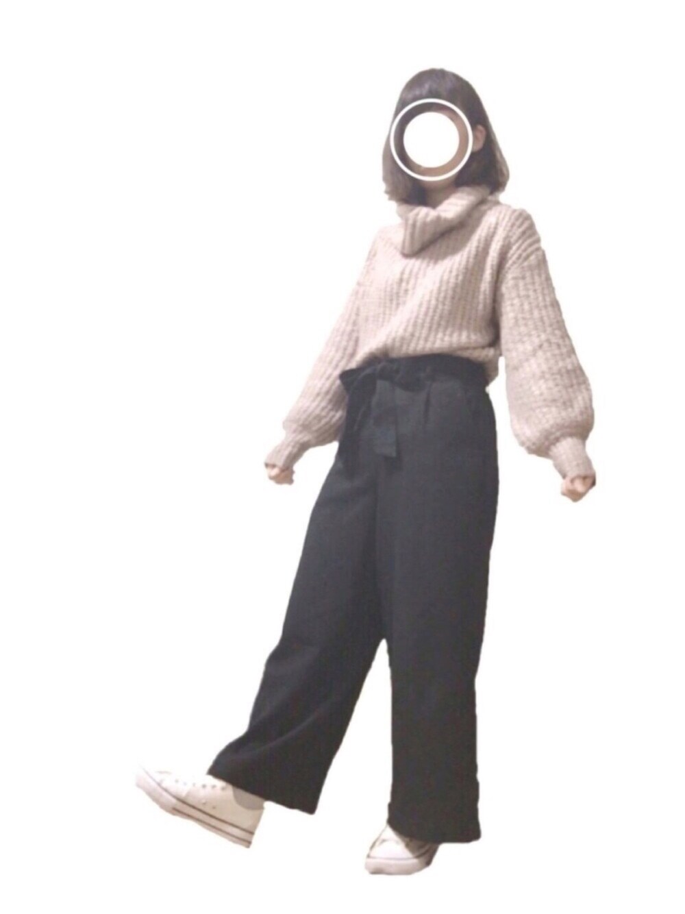 ベージュ系のワンピース、ブラック系のパンツ、ホワイト系のスニーカーを着用したレディースの冬コーディネートの1枚目の写真