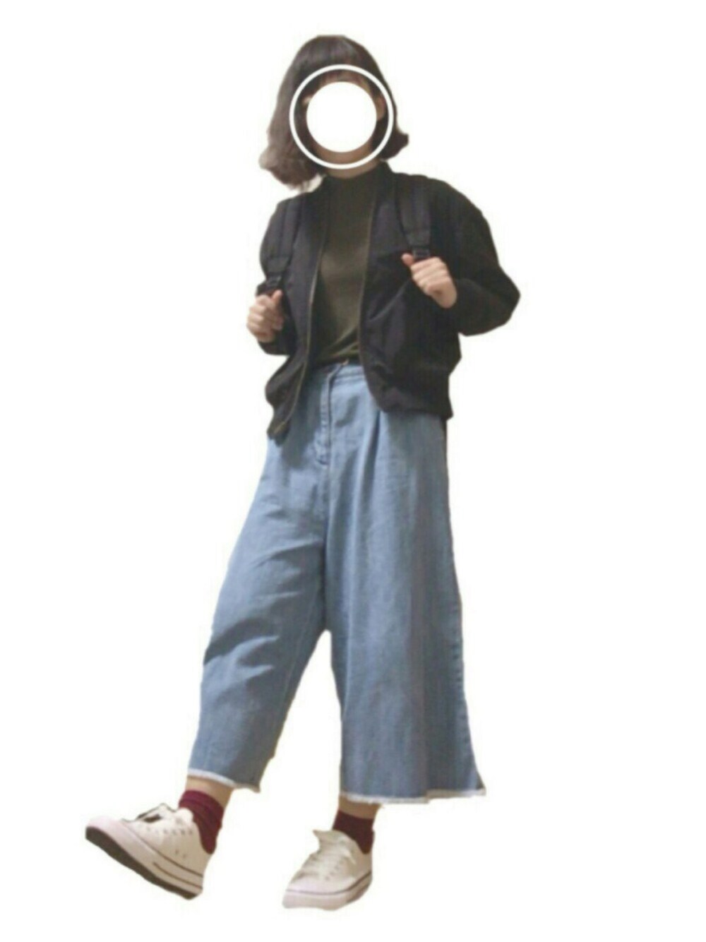 ブラック系のバックパック/リュック、ブラック系のブルゾン、グリーン系のTシャツ/カットソーを着用したレディースの秋コーディネートの1枚目の写真