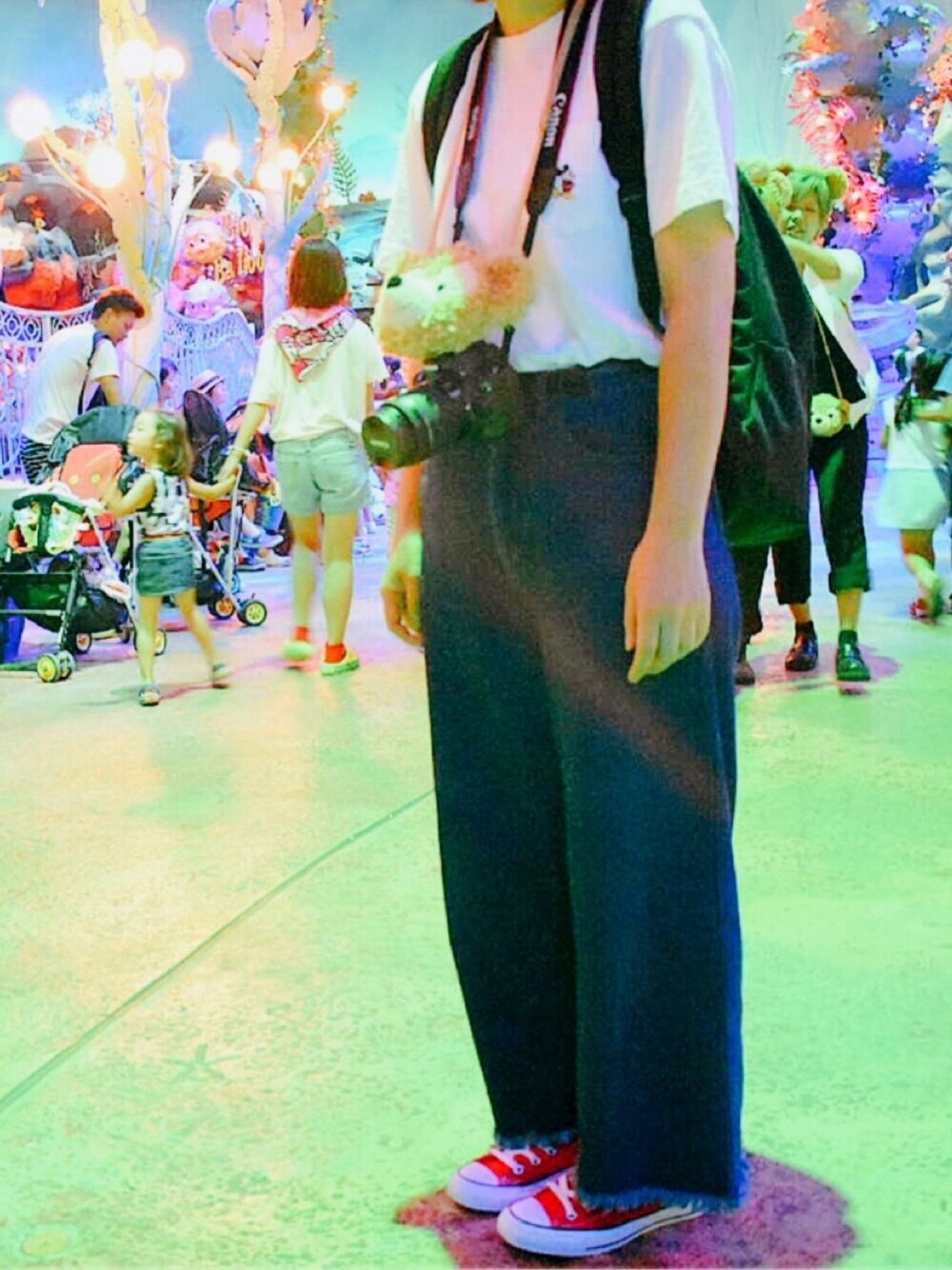 「シンプル、ラフ、Tシャツ、デニムガウチョパンツ、リュック、ディズニー、おそろいコーデ、赤コンバース、ゆるコーデ」｜「CONVERSEのCANVAS ALL STAR HI/キャンバス オールスター HI（スニーカー、レッド系）」を使った、m a n a m i さん（レディース・160cm）の夏コーディネートの1枚目の写真
