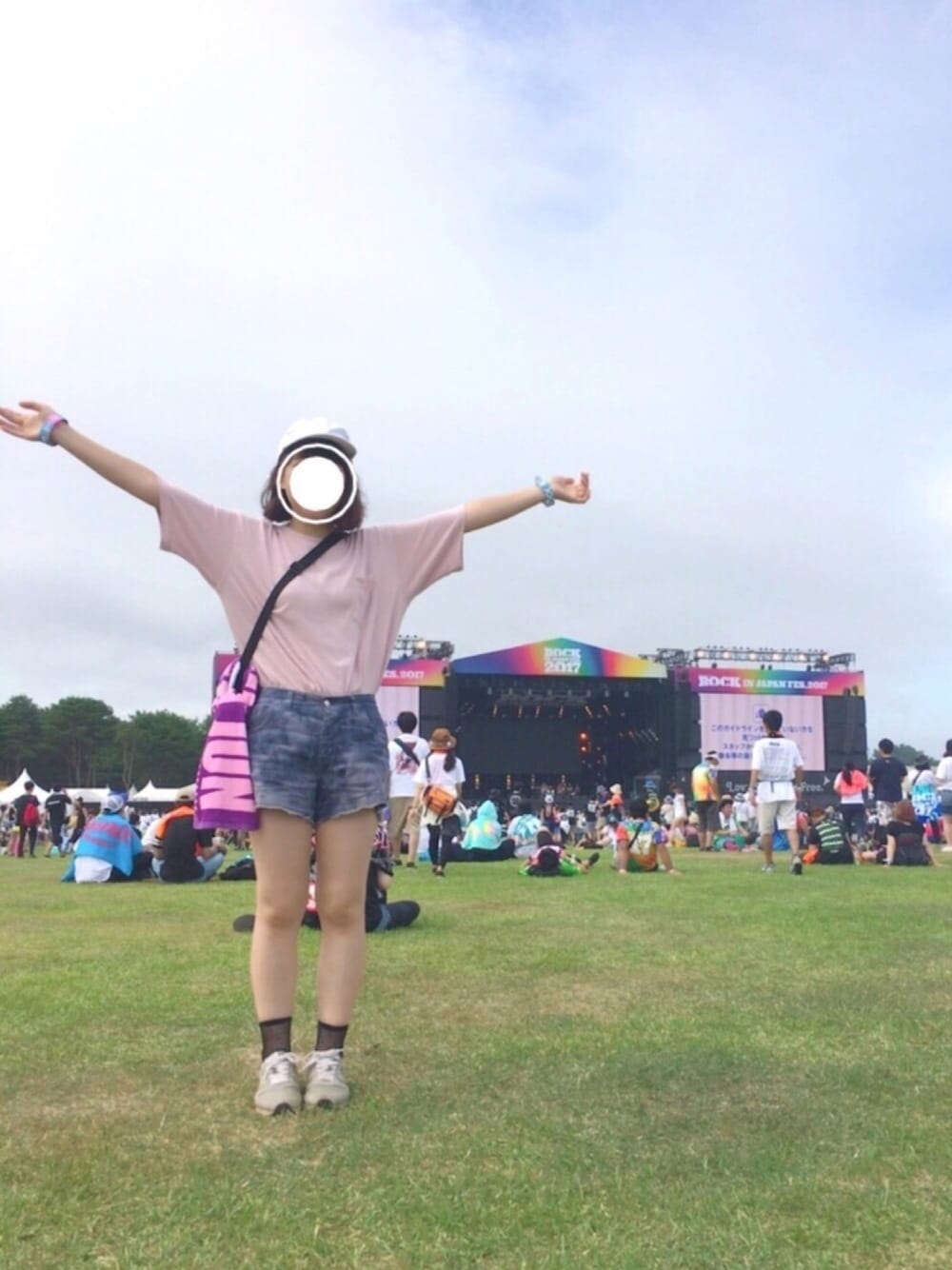 「夏、フェススタイル、ロッキン、シンプル、GU、ショートパンツ、ビックT、白キャップ、スニーカー、夏フェス」｜「VANSのアイテム（スニーカー、グレー系）」を使った、m a n a m i さん（レディース・160cm）の夏コーディネートの1枚目の写真
