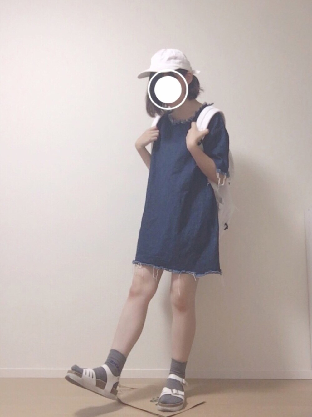 「夏、ゆるコーデ、サンダル、シンプル、デニムワンピース、白、リュック、キャップ、切りっぱなしデニム」｜「WEGOのWEGO/LOWキャップ（キャップ、ホワイト系）」を使った、m a n a m i さん（レディース・160cm）の夏コーディネートの1枚目の写真
