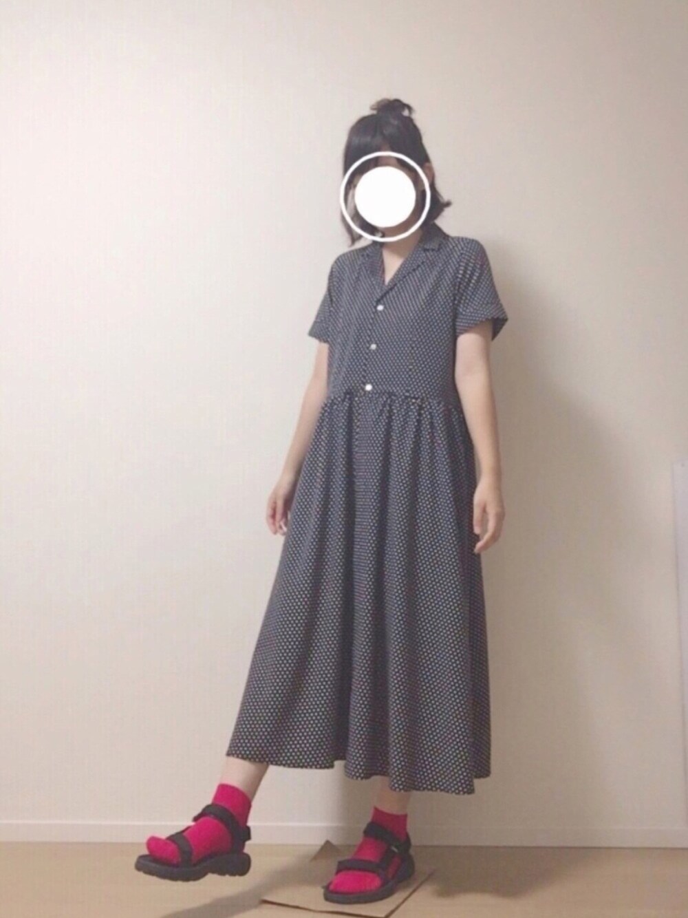「シンプル、ゆるコーデ、レトロ、サンダルに靴下、ドット、ワンピース、teva、スポサン」｜「179/WG NICOLE CLUBのアイテム（ワンピース、ブラック系）」を使った、m a n a m i さん（レディース・160cm）の夏コーディネートの1枚目の写真