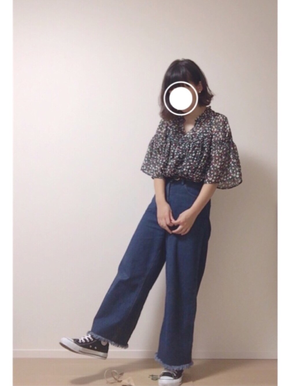 「シンプル、デニム、デニムワイドパンツ、花柄、ブラウス、ブラウス×デニム、converse、ハイカットスニーカー」｜「studio CLIPのシフォンフラワープリントブラウス（シャツ/ブラウス、ブルー系）」を使った、m a n a m i さん（レディース・160cm）の秋コーディネートの1枚目の写真