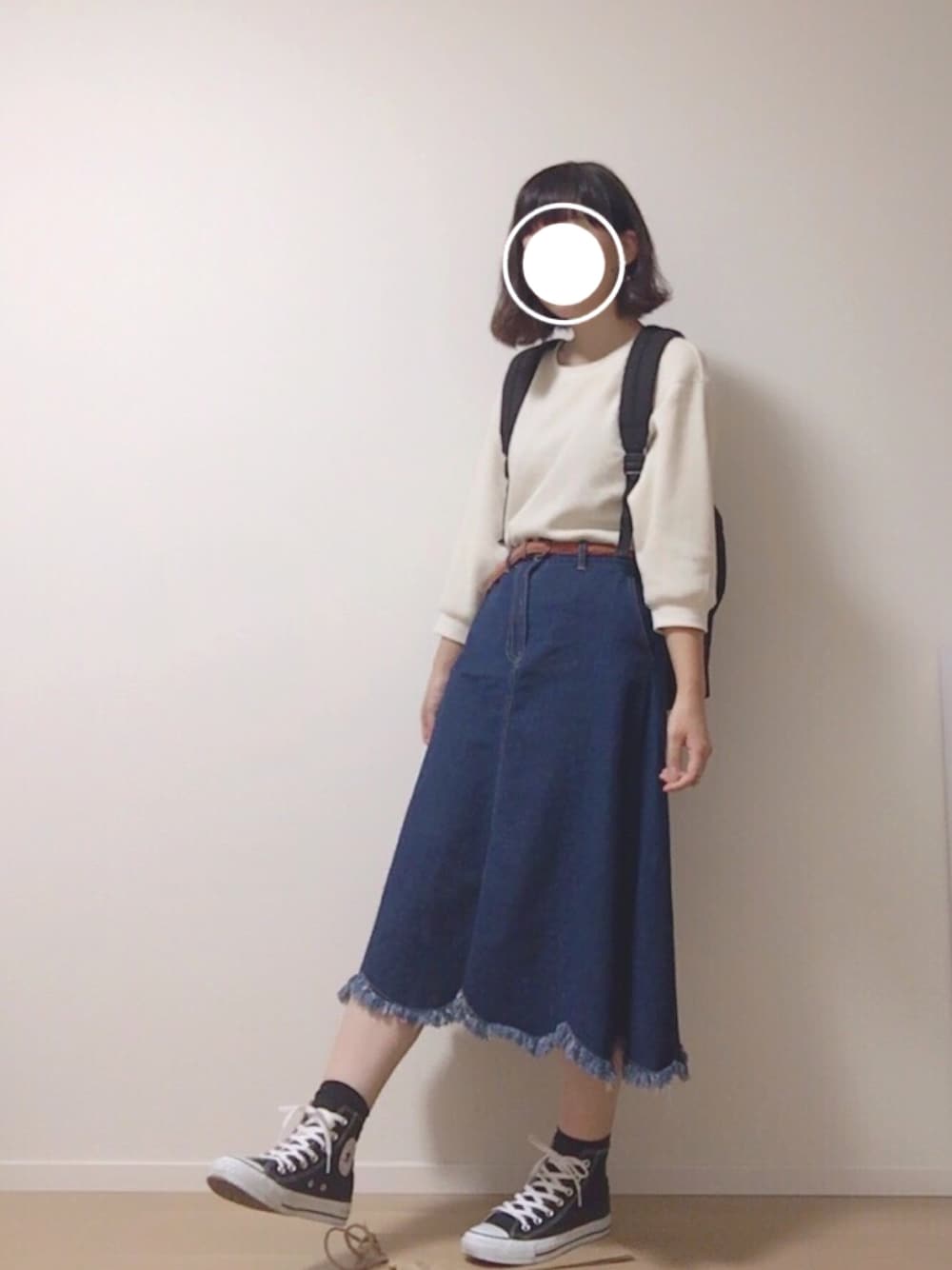 「秋のコーデ、シンプルコーデ、カジュアル、コンバース、デニムスカート、リュック、スニーカー、メルロー、ユニクロ」｜「CONVERSEのCONVERSE コンバース キャンバス オールスター HI（スニーカー、ブラック系）」を使った、m a n a m i さん（レディース・160cm）の秋コーディネートの1枚目の写真
