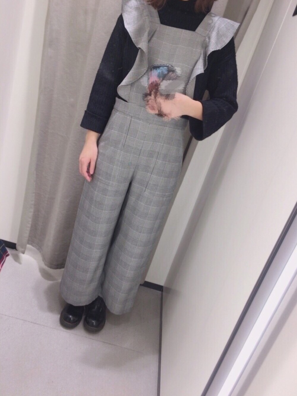 「シンプルコーデ、秋冬、グレンチェック、オーバーオール、きれいめカジュアル、ZARA、フリル、シンプル」｜「ZARA WOMANのアイテム（つなぎ/オールインワン、グレー系）」を使った、m a n a m i さん（レディース・160cm）の秋コーディネートの1枚目の写真