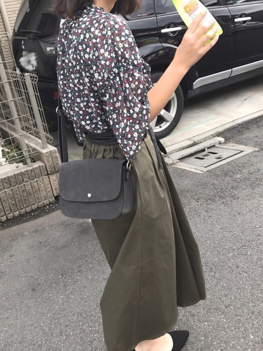「秋コーデ、大人カジュアル、シンプル、花柄ブラウス、チノマキシスカート、カーキ、バレエシューズ、サッシュベルト、ショルダーバッグ、GU」｜「Availのアイテム（パンプス、ブラック系）」を使った、m a n a m i さん（レディース・160cm）の秋コーディネートの1枚目の写真